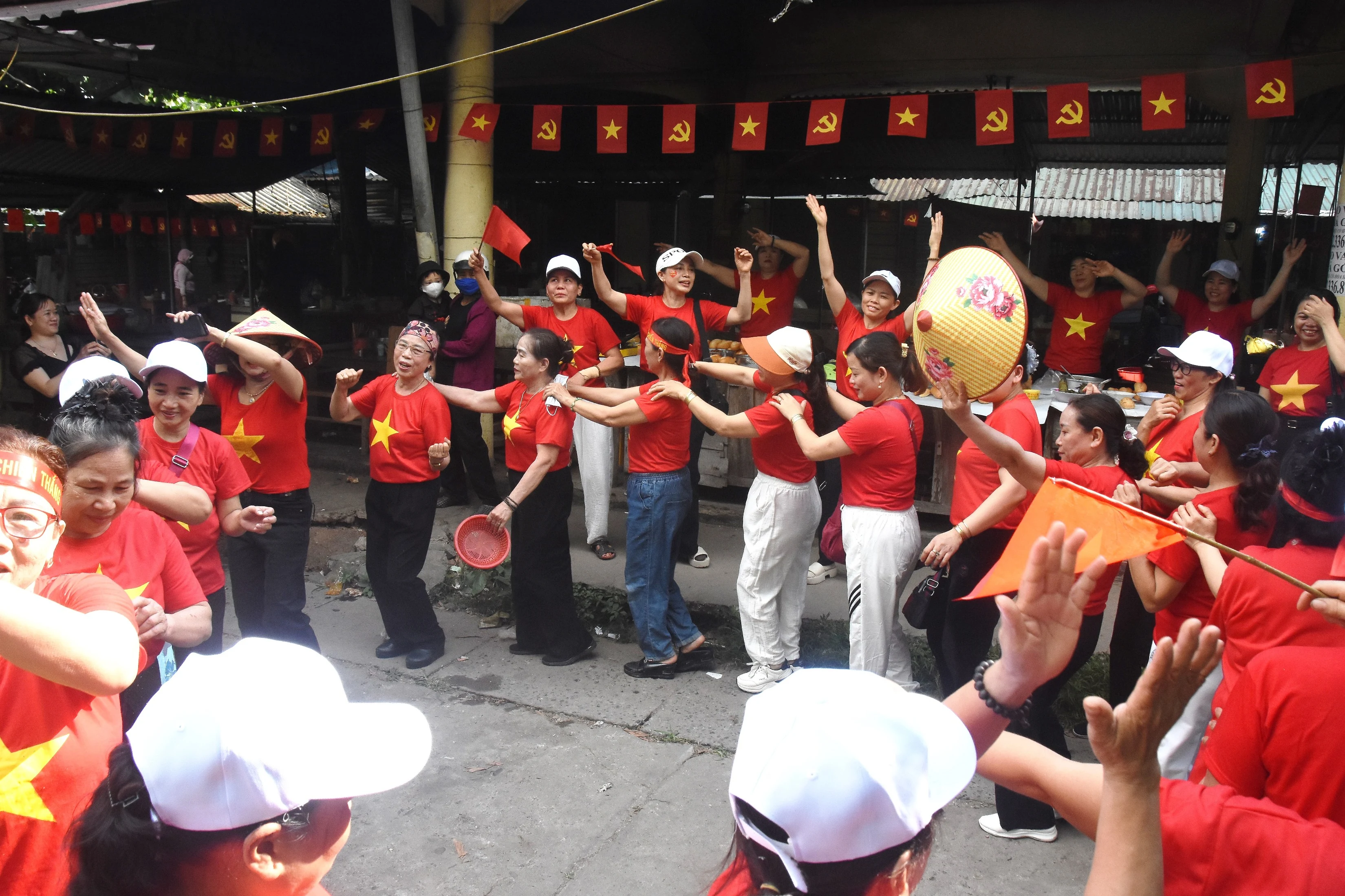 Hàng trăm tiểu thương chợ Lai Phước mặc áo đỏ sao vàng mừng ngày hội lớn của đất nước