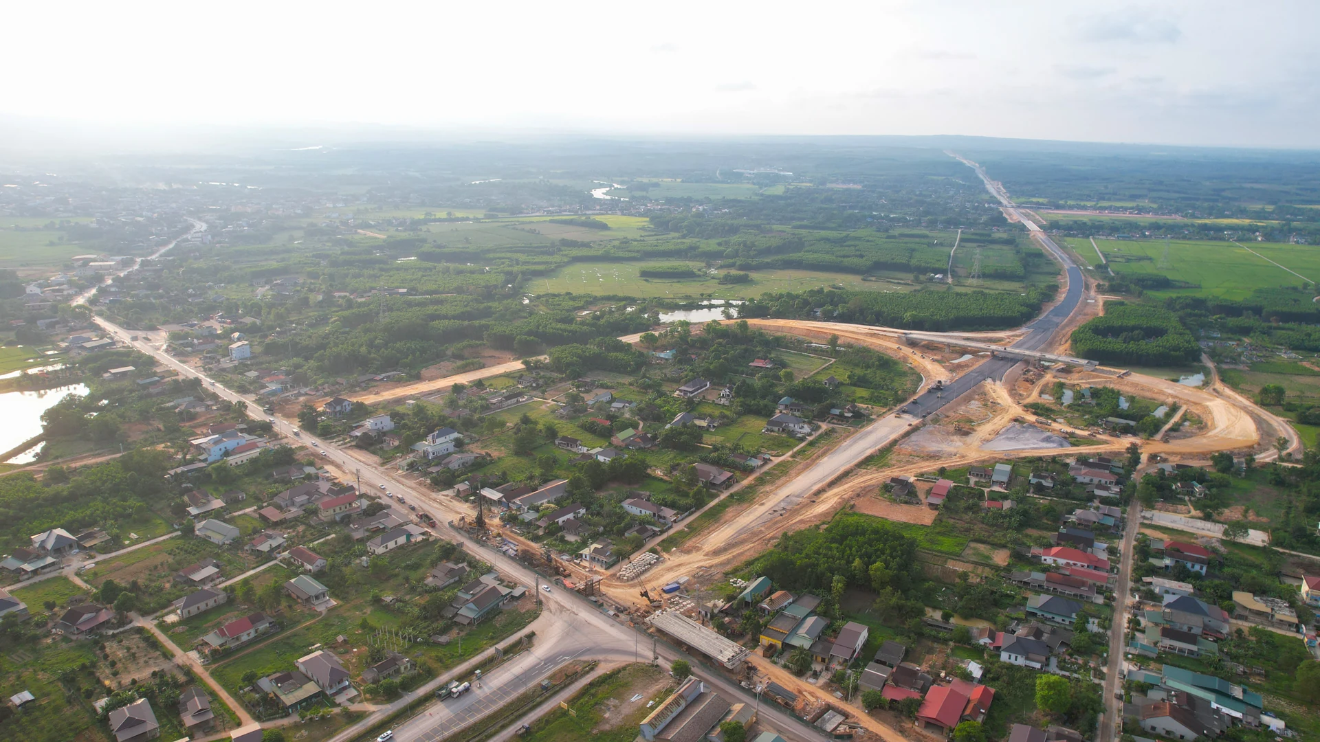 Thi công xuyên lễ để kịp “nối thông” cao tốc Bắc - Nam