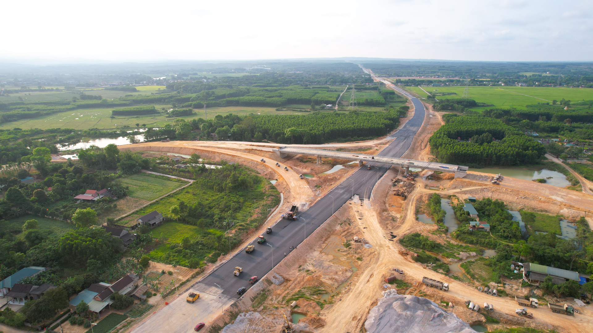 Thi công xuyên lễ để kịp “nối thông” cao tốc Bắc - Nam