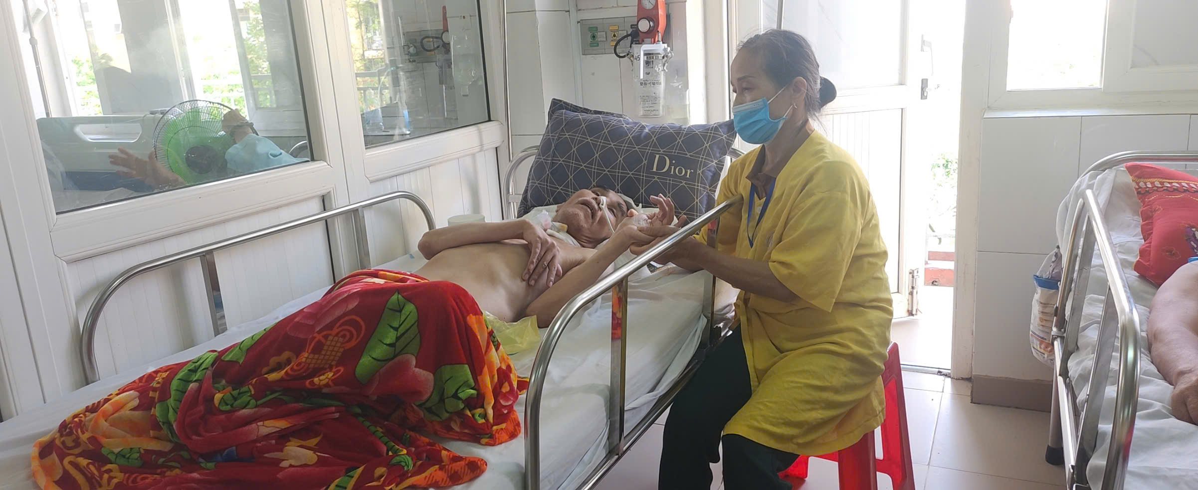 Chị gái già yếu chăm sóc em trai bị nhiễm chất độc da cam