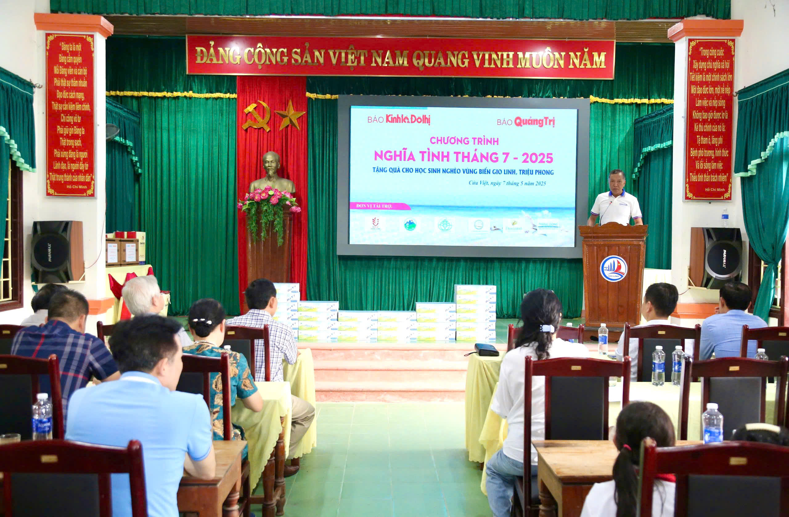 Báo Kinh tế & Đô thị - Báo Quảng Trị tổ chức chương trình “Nghĩa tình Tháng 7”
