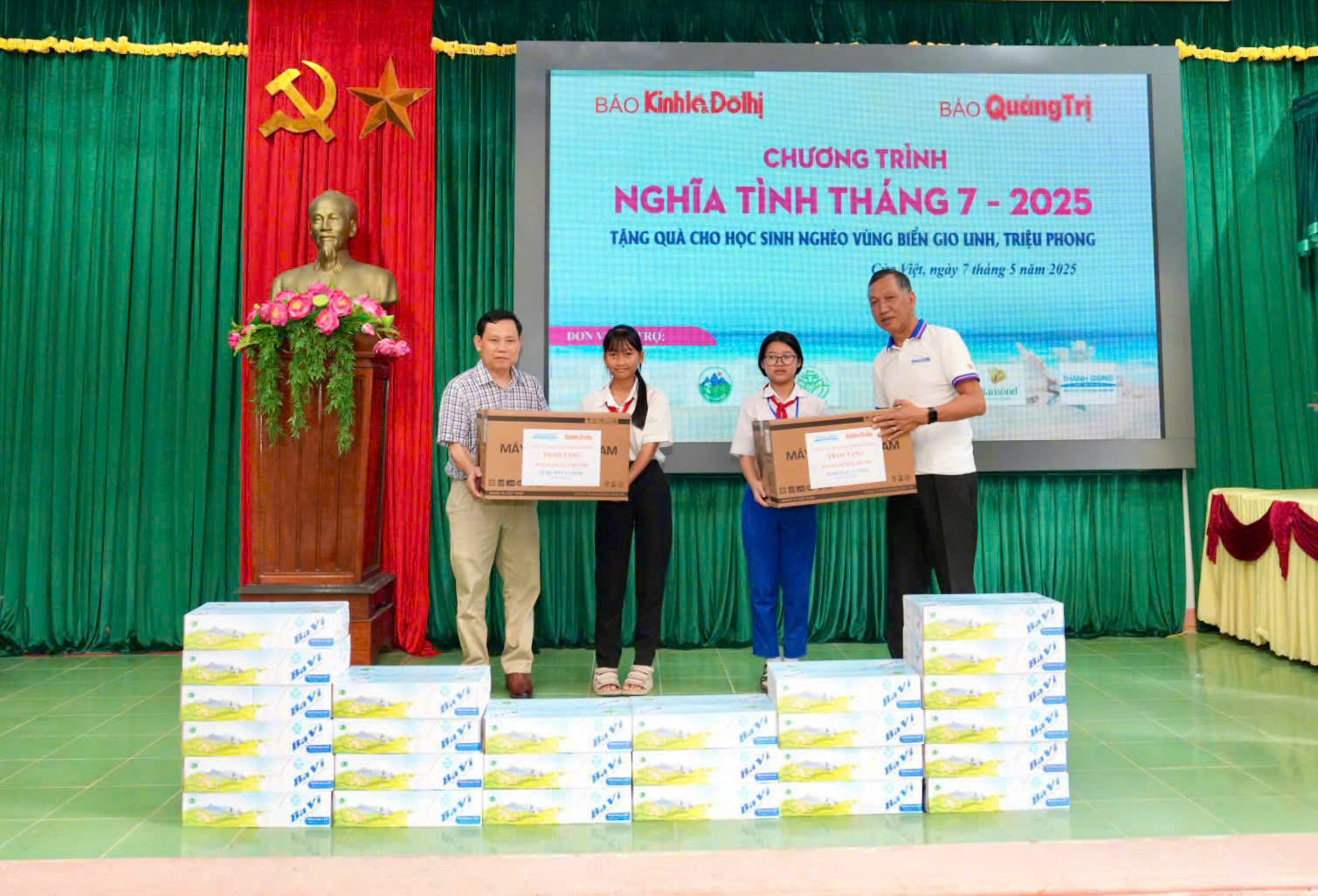 Báo Kinh tế & Đô thị - Báo Quảng Trị tổ chức chương trình “Nghĩa tình Tháng 7”