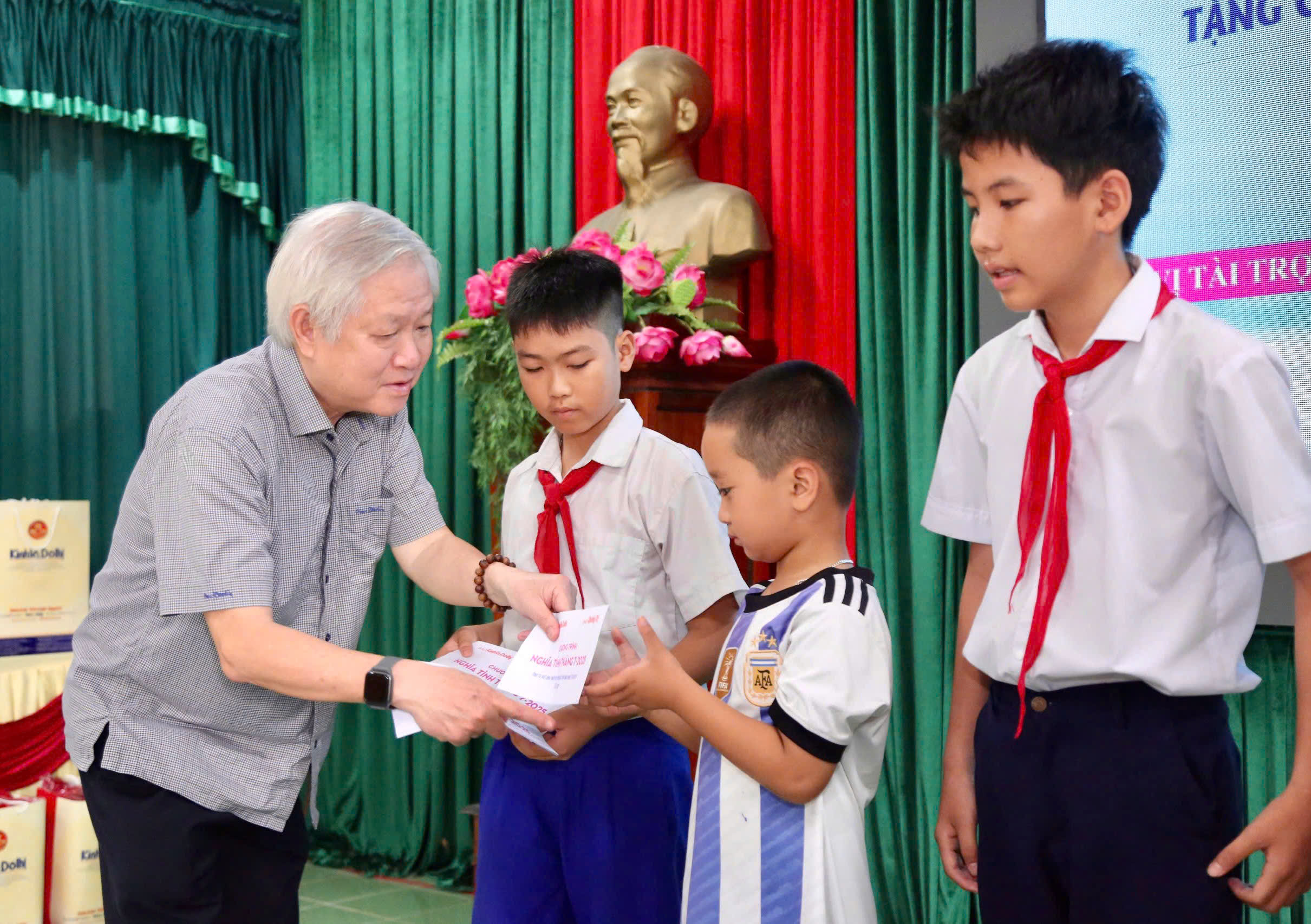 Báo Kinh tế & Đô thị - Báo Quảng Trị tổ chức chương trình “Nghĩa tình Tháng 7”
