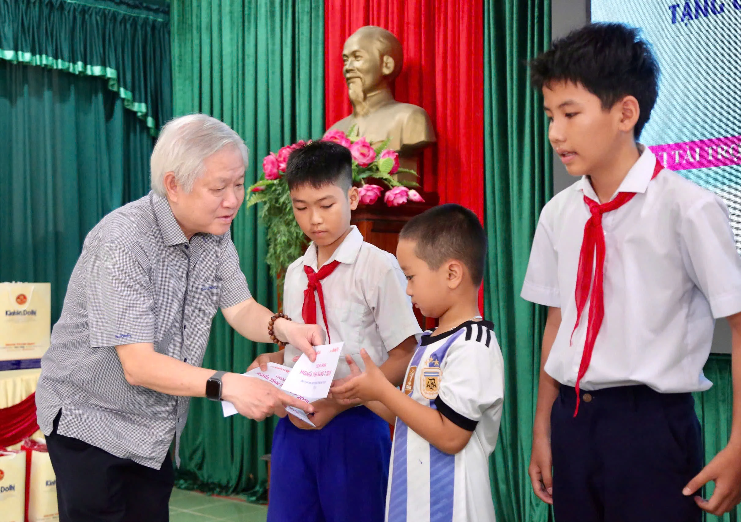 Báo Kinh tế & Đô thị - Báo Quảng Trị tổ chức chương trình “Nghĩa tình Tháng 7”