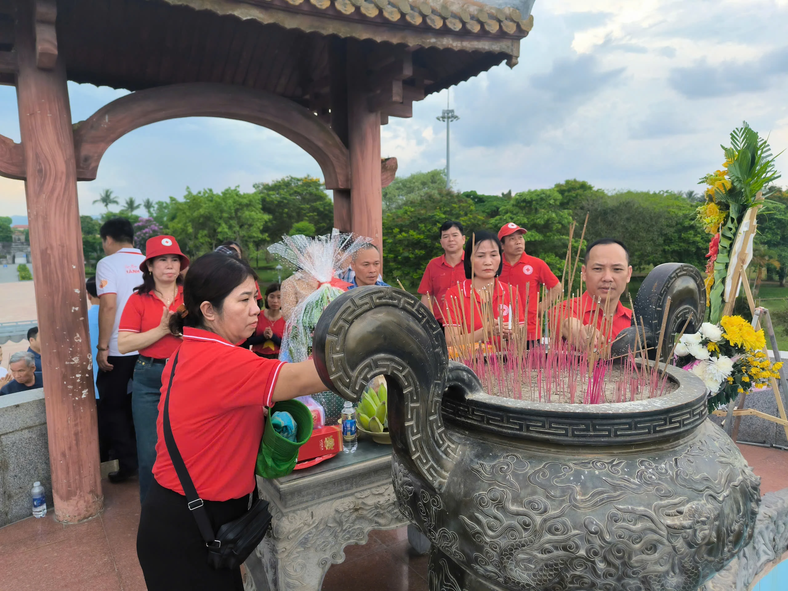 Trung ương Hội Chữ thập đỏ Việt Nam tri ân các anh hùng liệt sĩ