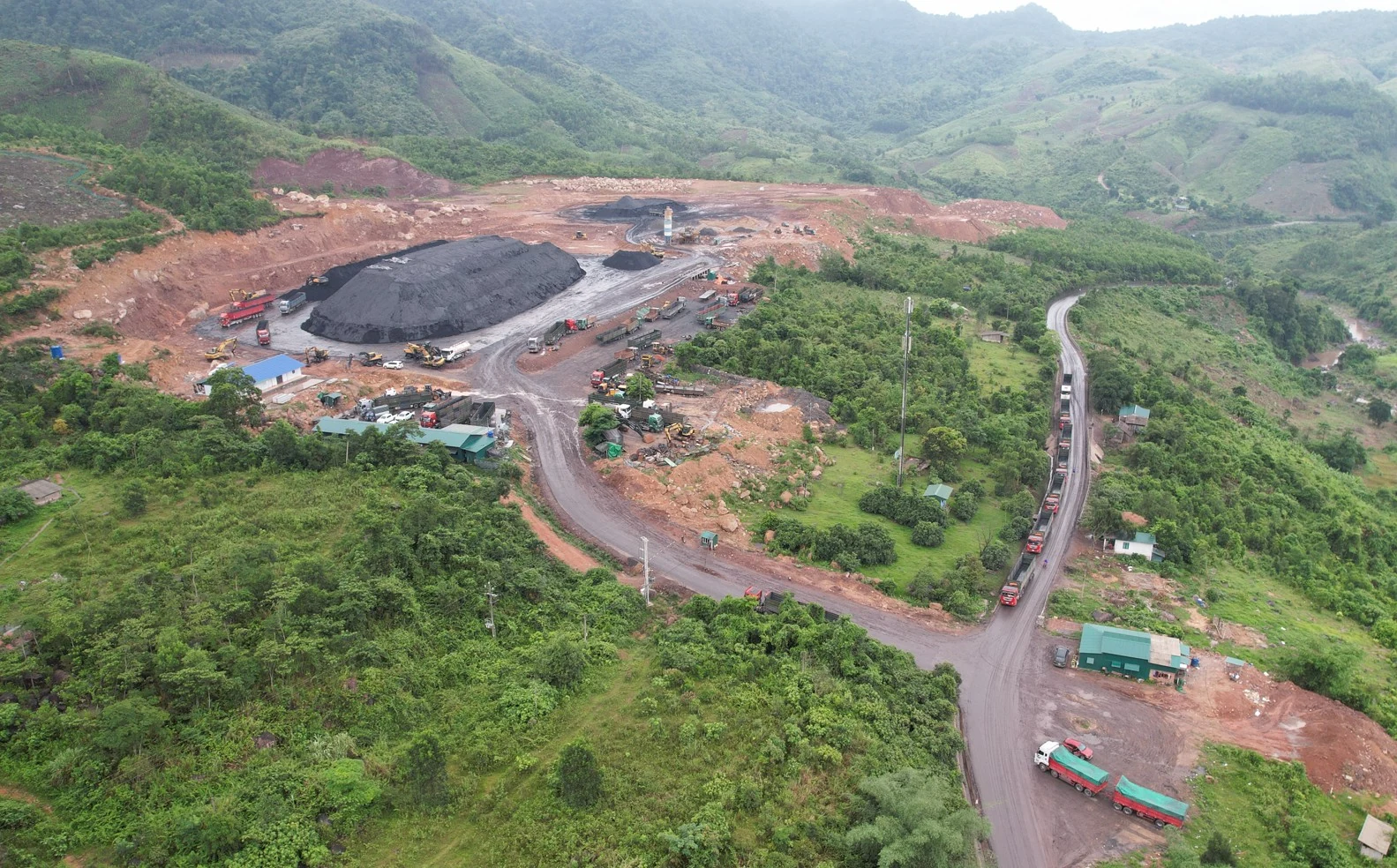 Dân khổ do ô nhiễm môi trường từ hoạt động vận chuyển than đá trên Quốc lộ 15D
