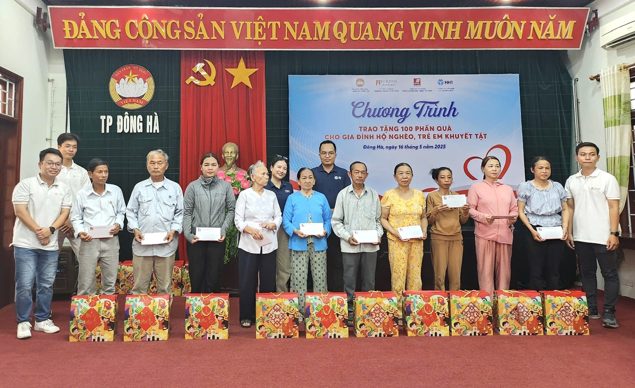 Tặng quà trị giá 100 triệu đồng cho hộ nghèo, trẻ khuyết tật ở TP. Đông Hà