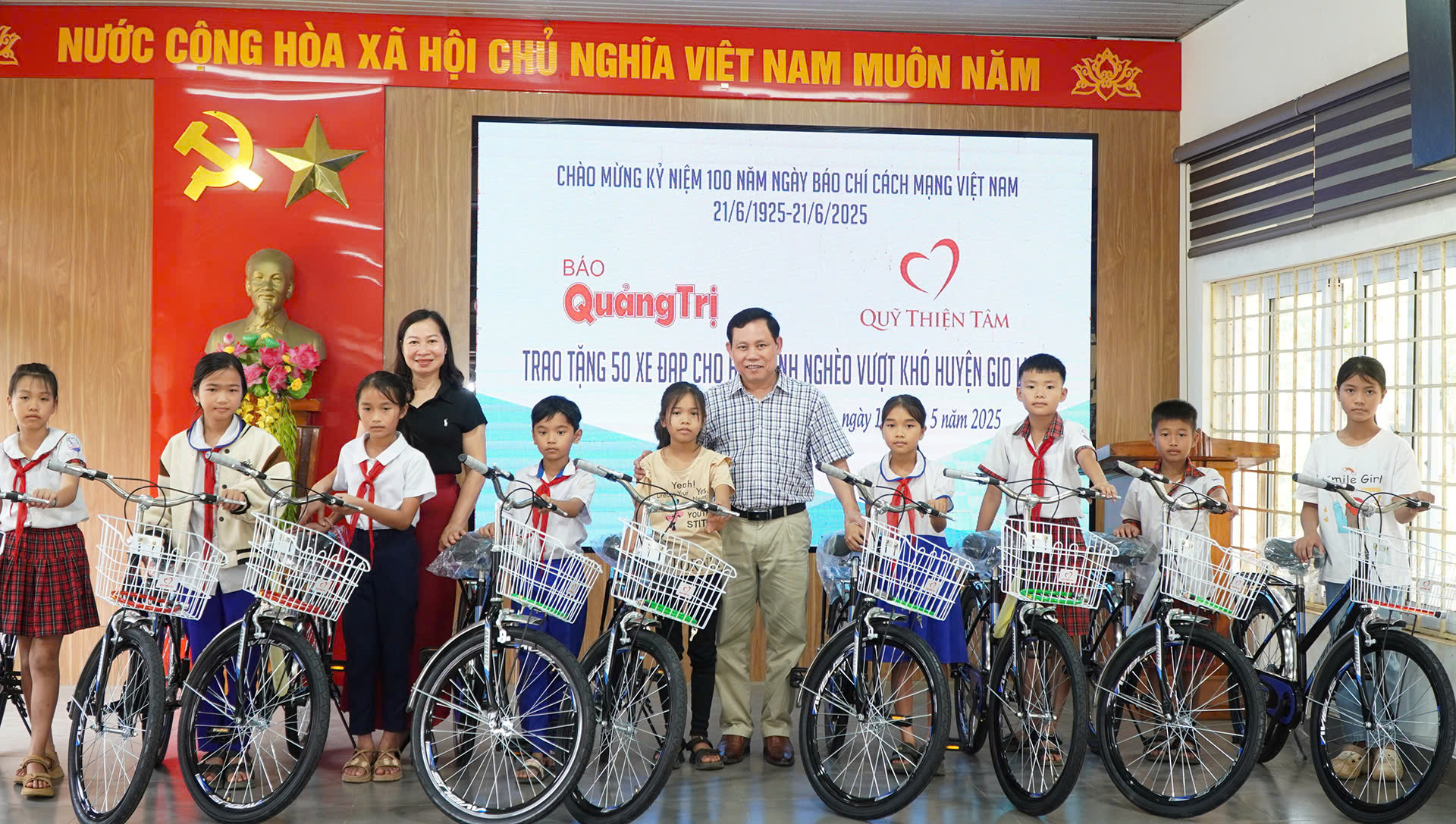 100 em học sinh nghèo vượt khó huyện Triệu Phong, Gio Linh được Báo Quảng Trị - Quỹ Thiện Tâm tặng xe đạp