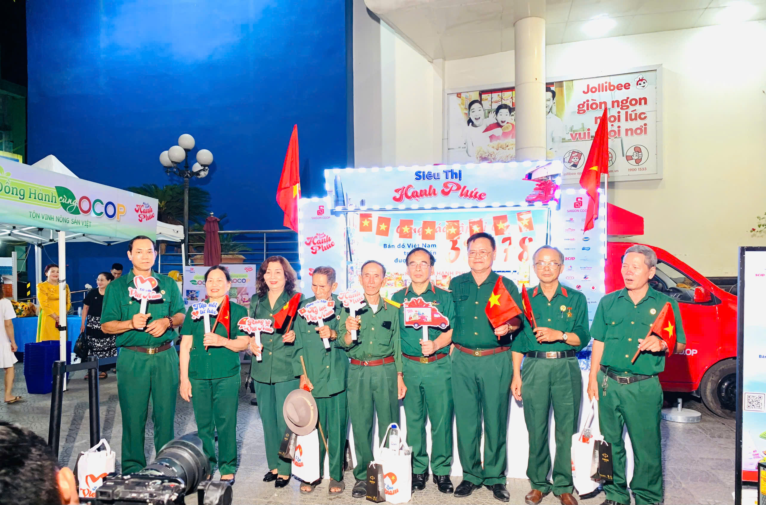 Trạm “Hành trình hạnh phúc” kết nối sản phẩm OCOP của địa phương đến với mọi nhà