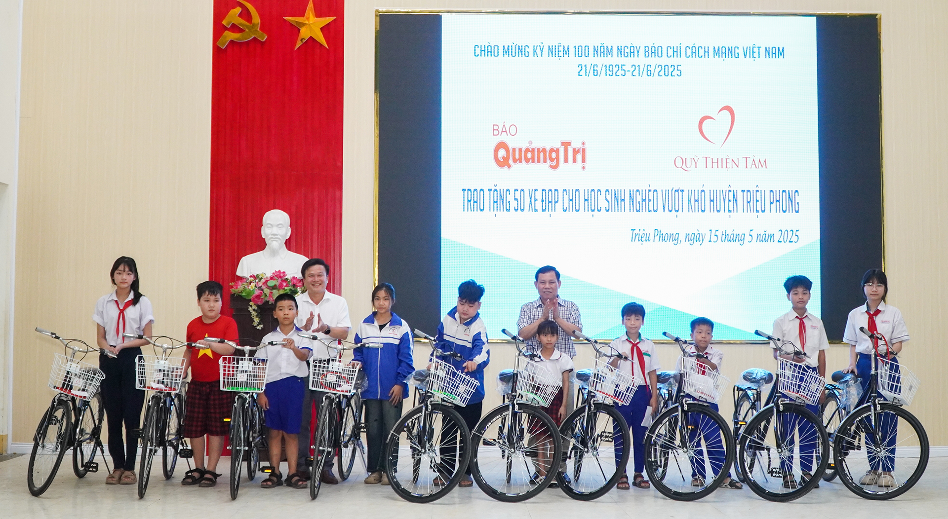 100 em học sinh nghèo vượt khó huyện Triệu Phong, Gio Linh được Báo Quảng Trị - Quỹ Thiện Tâm tặng xe đạp