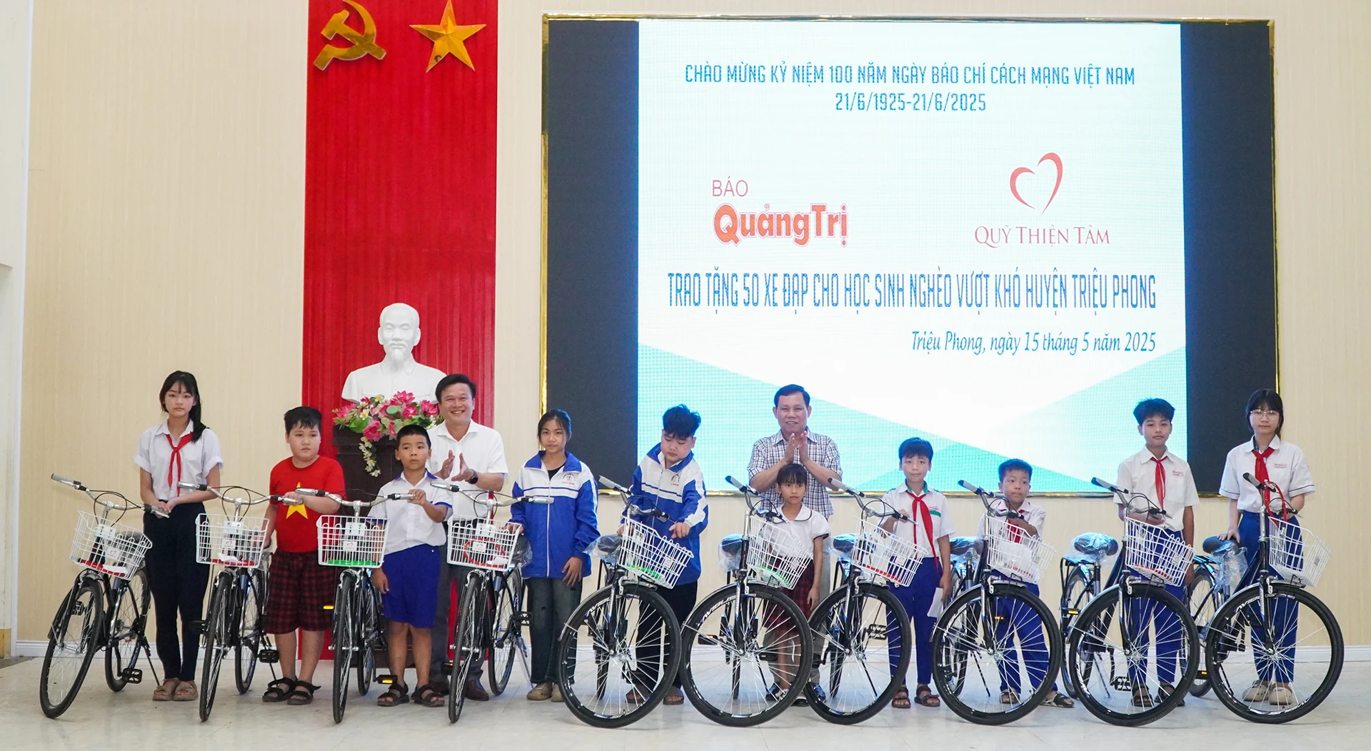 100 em học sinh nghèo vượt khó huyện Triệu Phong, Gio Linh được Báo Quảng Trị - Quỹ Thiện Tâm tặng xe đạp