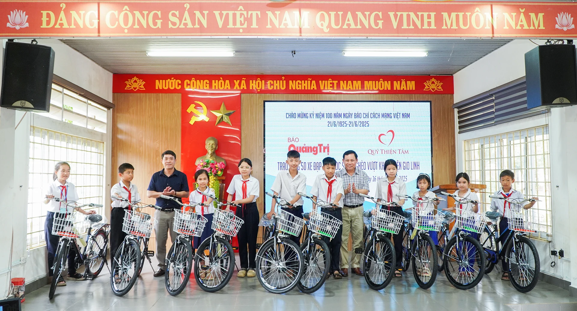 100 em học sinh nghèo vượt khó huyện Triệu Phong, Gio Linh được Báo Quảng Trị - Quỹ Thiện Tâm tặng xe đạp