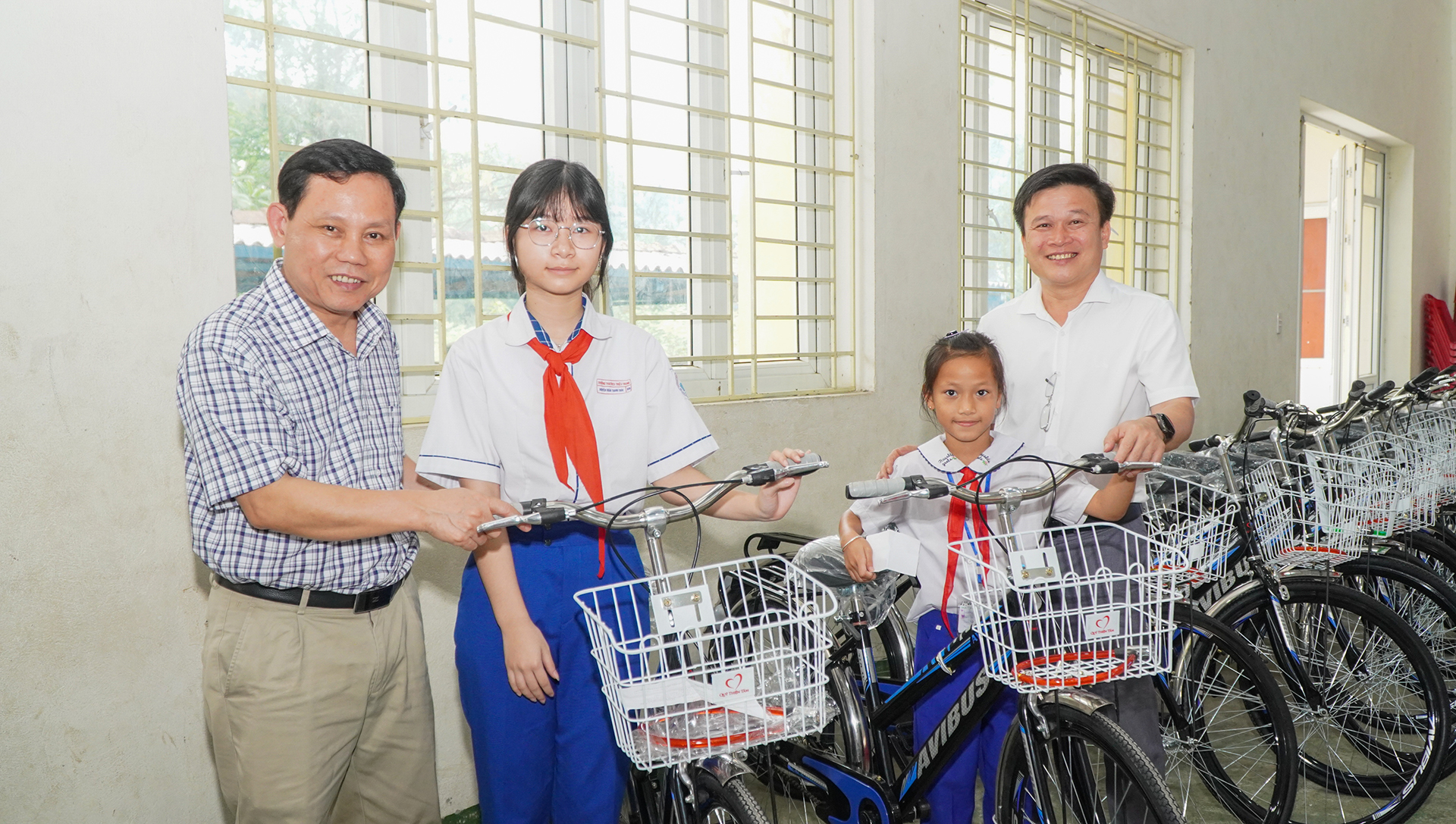 100 em học sinh nghèo vượt khó huyện Triệu Phong, Gio Linh được Báo Quảng Trị - Quỹ Thiện Tâm tặng xe đạp