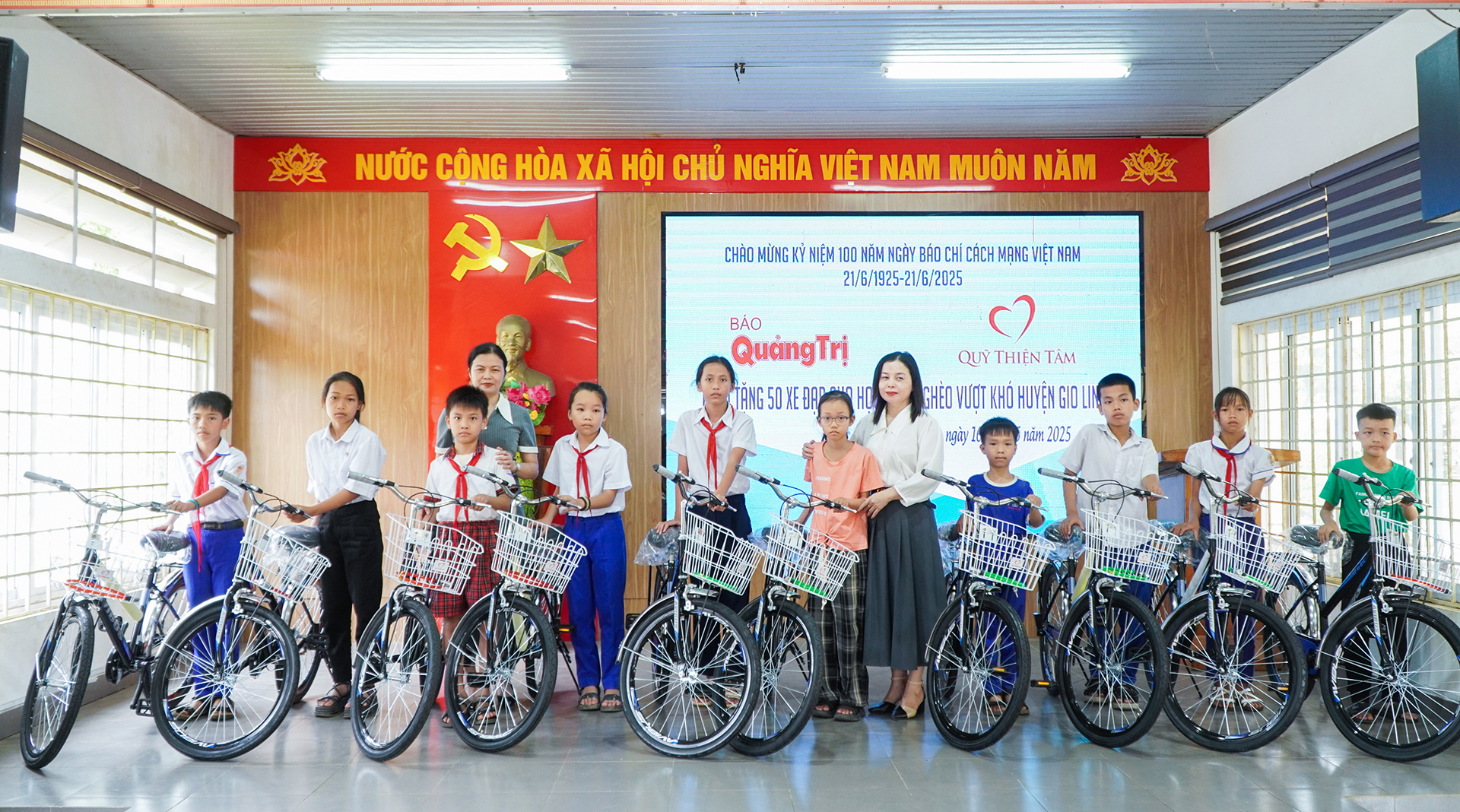 100 em học sinh nghèo vượt khó huyện Triệu Phong, Gio Linh được Báo Quảng Trị - Quỹ Thiện Tâm tặng xe đạp