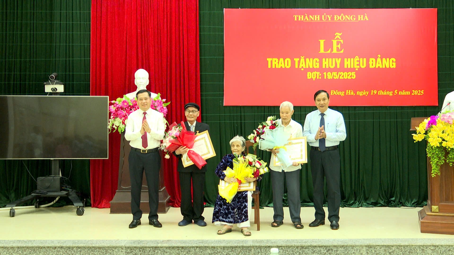 Bí thư Tỉnh ủy Nguyễn Long Hải trao Huy hiệu Đảng đợt 19/5 tại Đảng bộ TP. Đông Hà