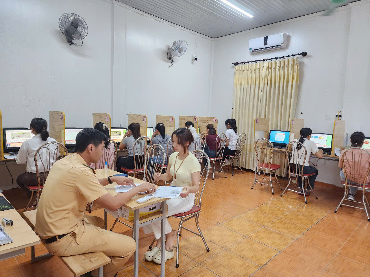 Cảnh sát giao thông Quảng Trị lần đầu tiên tổ chức sát hạch, cấp giấy phép lái xe