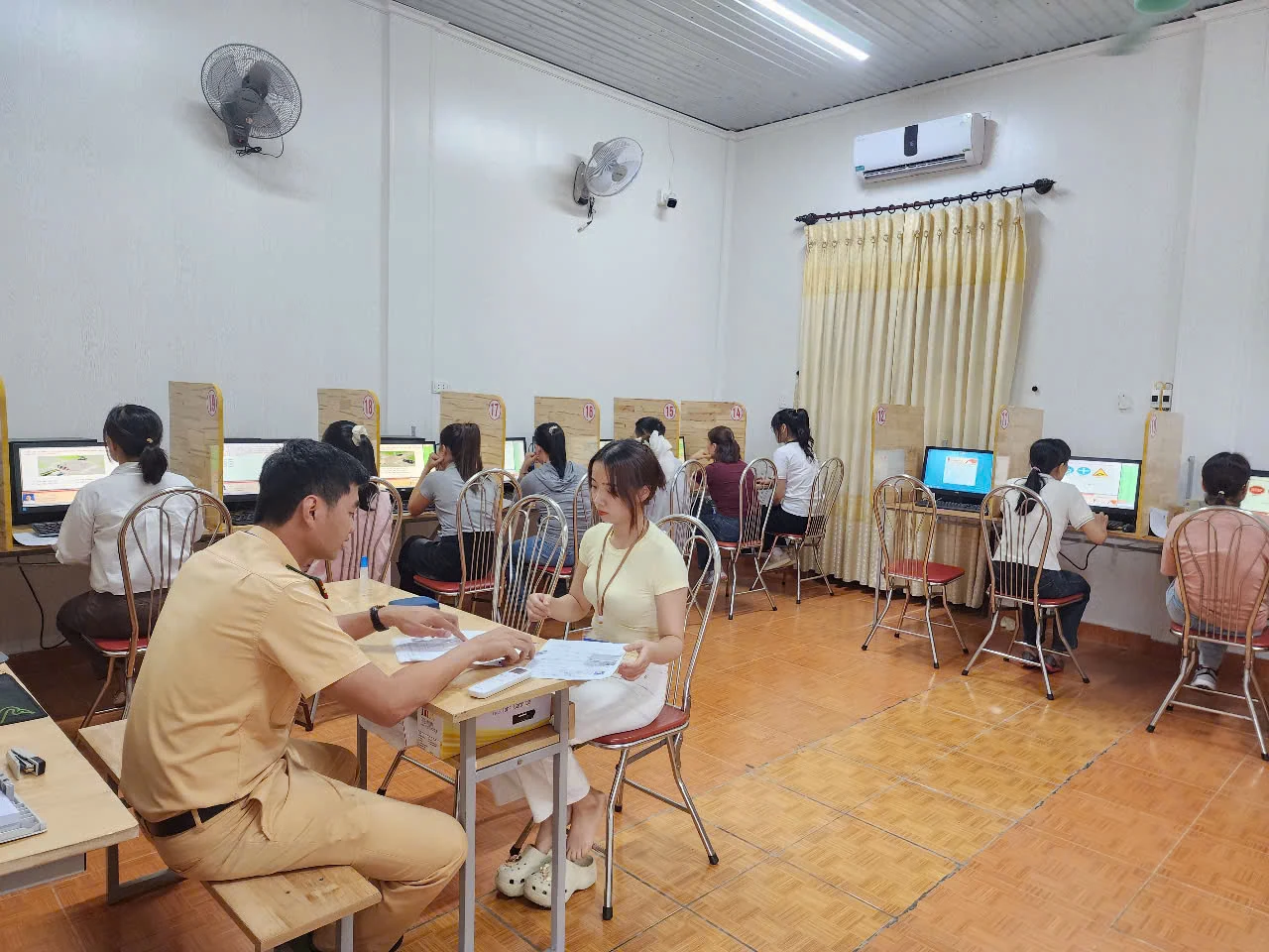 Cảnh sát giao thông Quảng Trị lần đầu tiên tổ chức sát hạch, cấp giấy phép lái xe