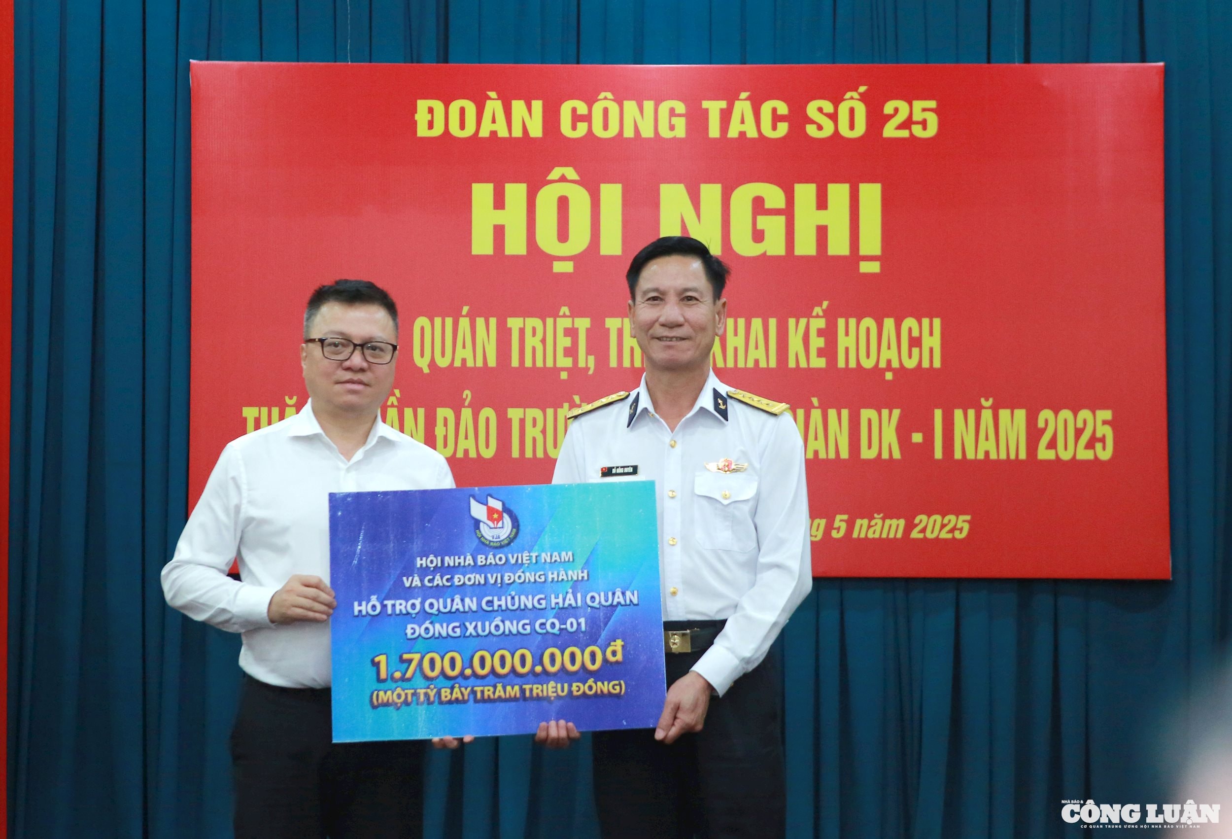 Đoàn công tác báo chí thăm Trường Sa nhân kỷ niệm 100 năm Báo chí cách mạng Việt Nam