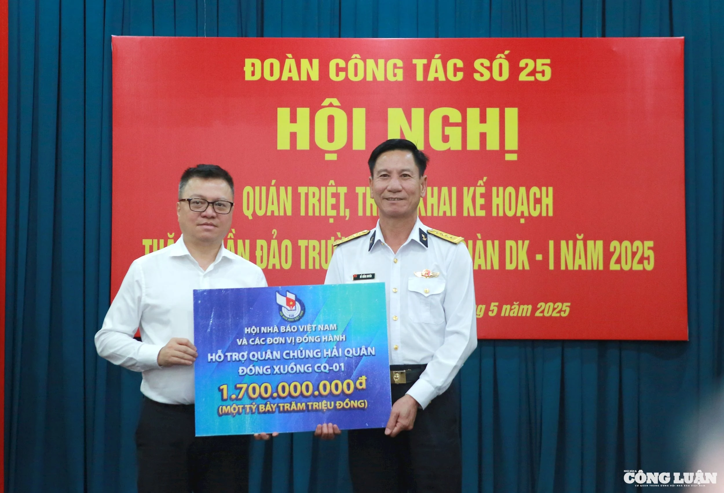 Đoàn công tác báo chí thăm Trường Sa nhân kỷ niệm 100 năm Báo chí cách mạng Việt Nam