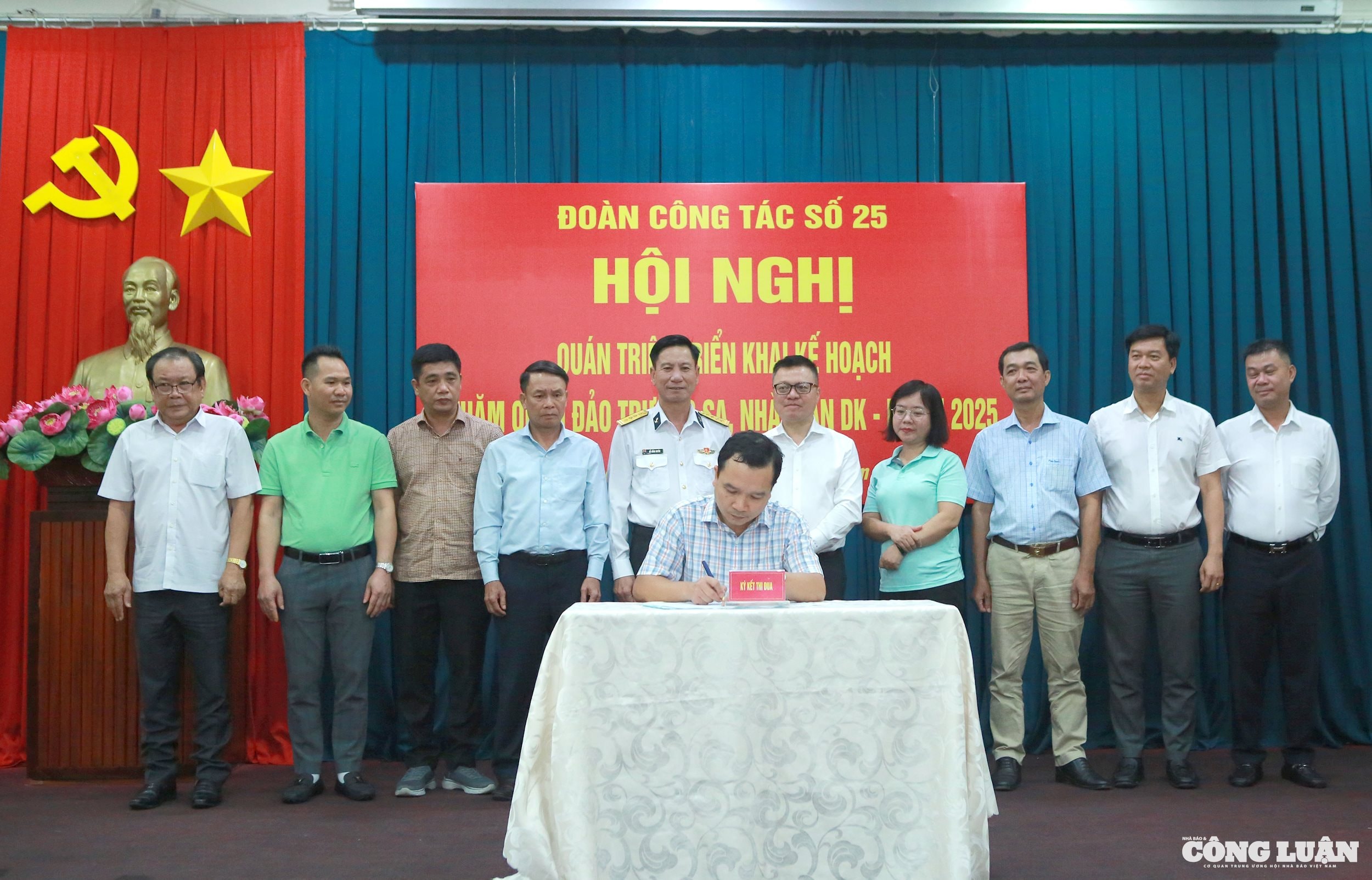 Đoàn công tác báo chí thăm Trường Sa nhân kỷ niệm 100 năm Báo chí cách mạng Việt Nam