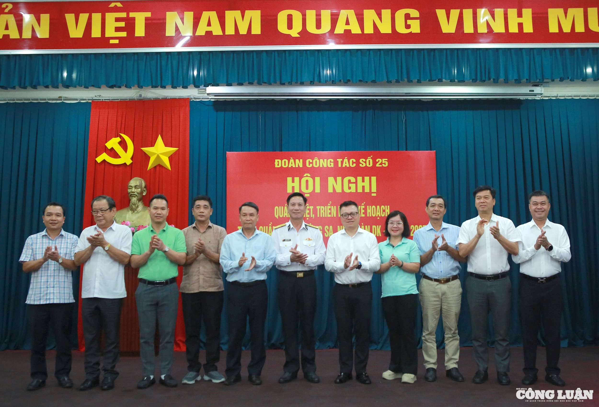 Đoàn công tác báo chí thăm Trường Sa nhân kỷ niệm 100 năm Báo chí cách mạng Việt Nam