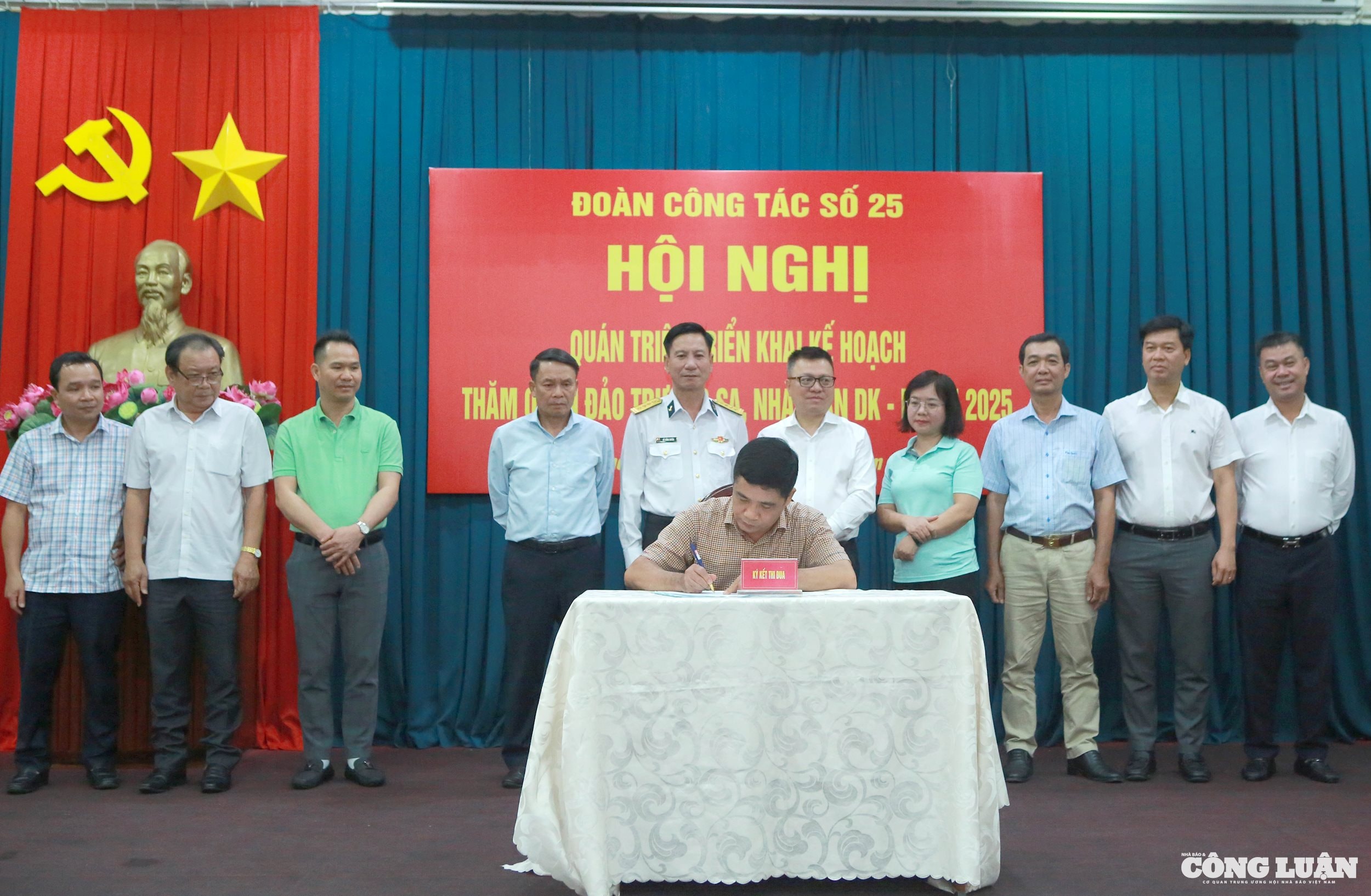 Đoàn công tác báo chí thăm Trường Sa nhân kỷ niệm 100 năm Báo chí cách mạng Việt Nam
