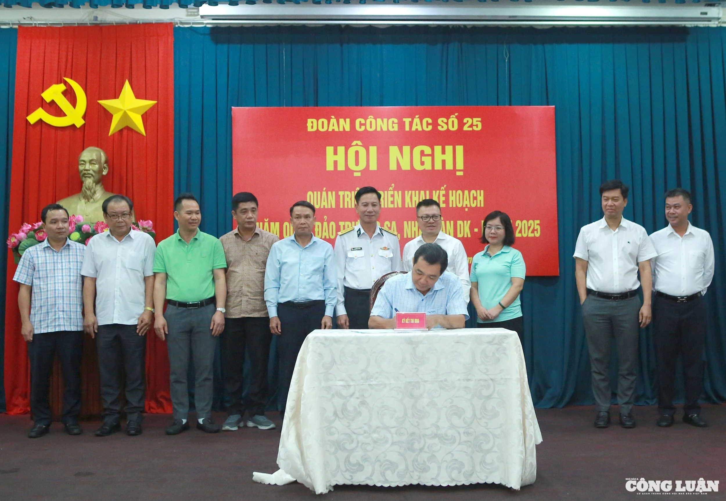 Đoàn công tác báo chí thăm Trường Sa nhân kỷ niệm 100 năm Báo chí cách mạng Việt Nam