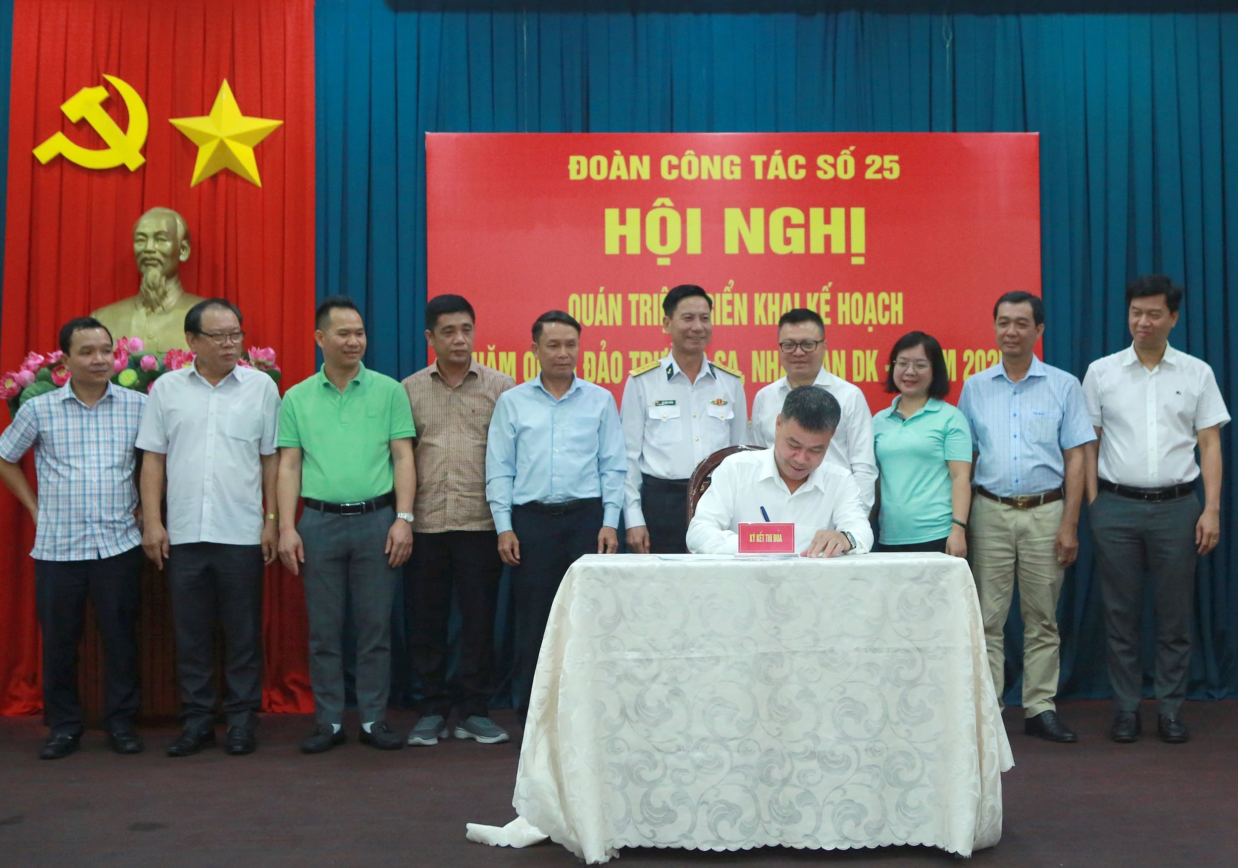 Đoàn công tác báo chí thăm Trường Sa nhân kỷ niệm 100 năm Báo chí cách mạng Việt Nam