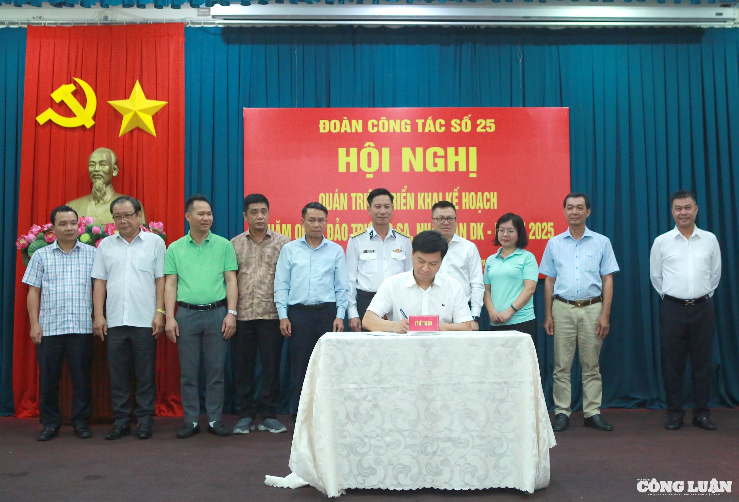 Đoàn công tác báo chí thăm Trường Sa nhân kỷ niệm 100 năm Báo chí cách mạng Việt Nam