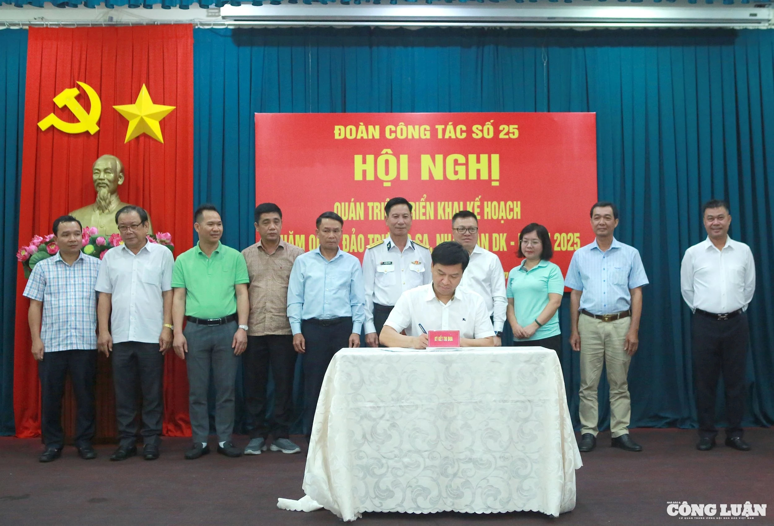 Đoàn công tác báo chí thăm Trường Sa nhân kỷ niệm 100 năm Báo chí cách mạng Việt Nam