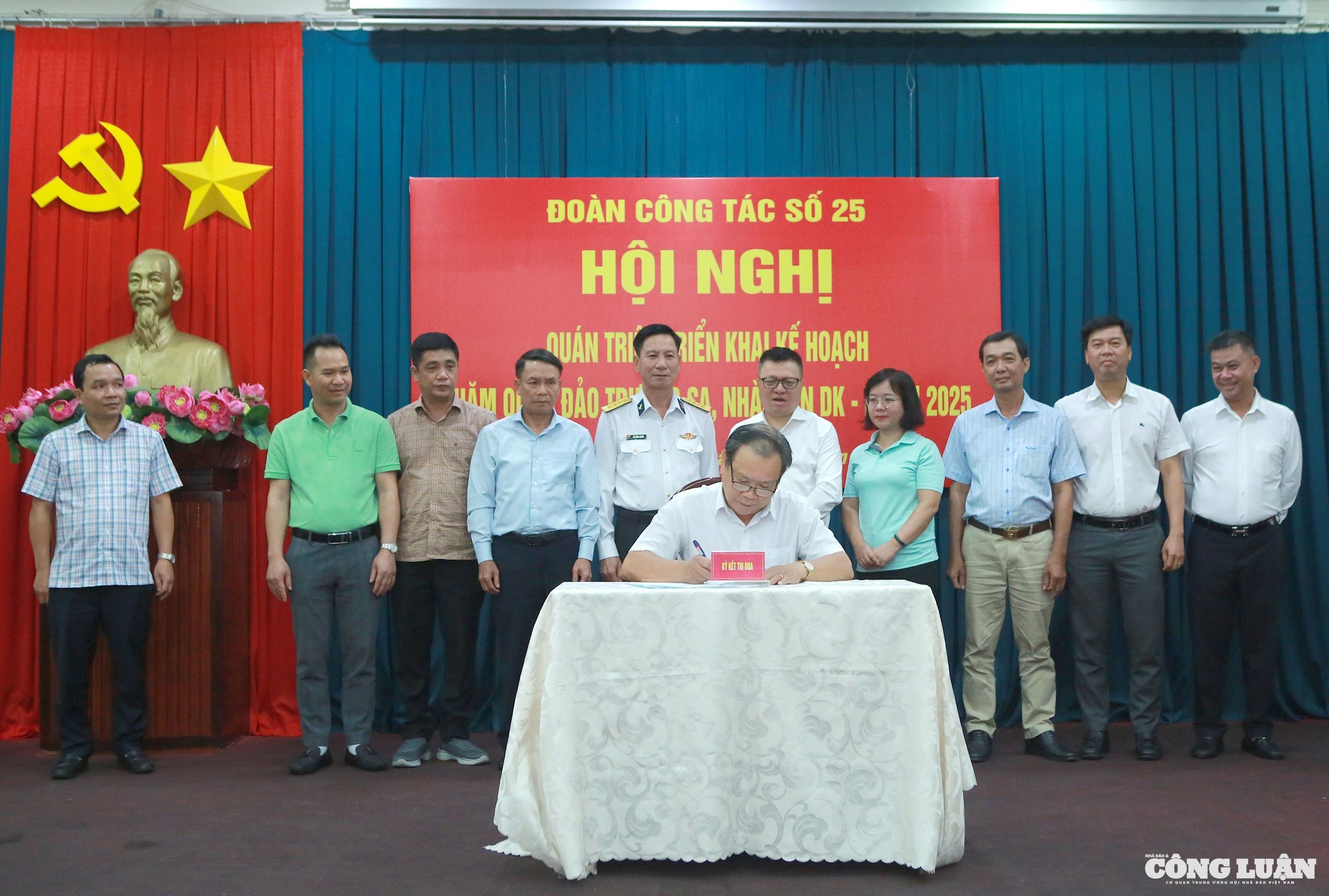 Đoàn công tác báo chí thăm Trường Sa nhân kỷ niệm 100 năm Báo chí cách mạng Việt Nam