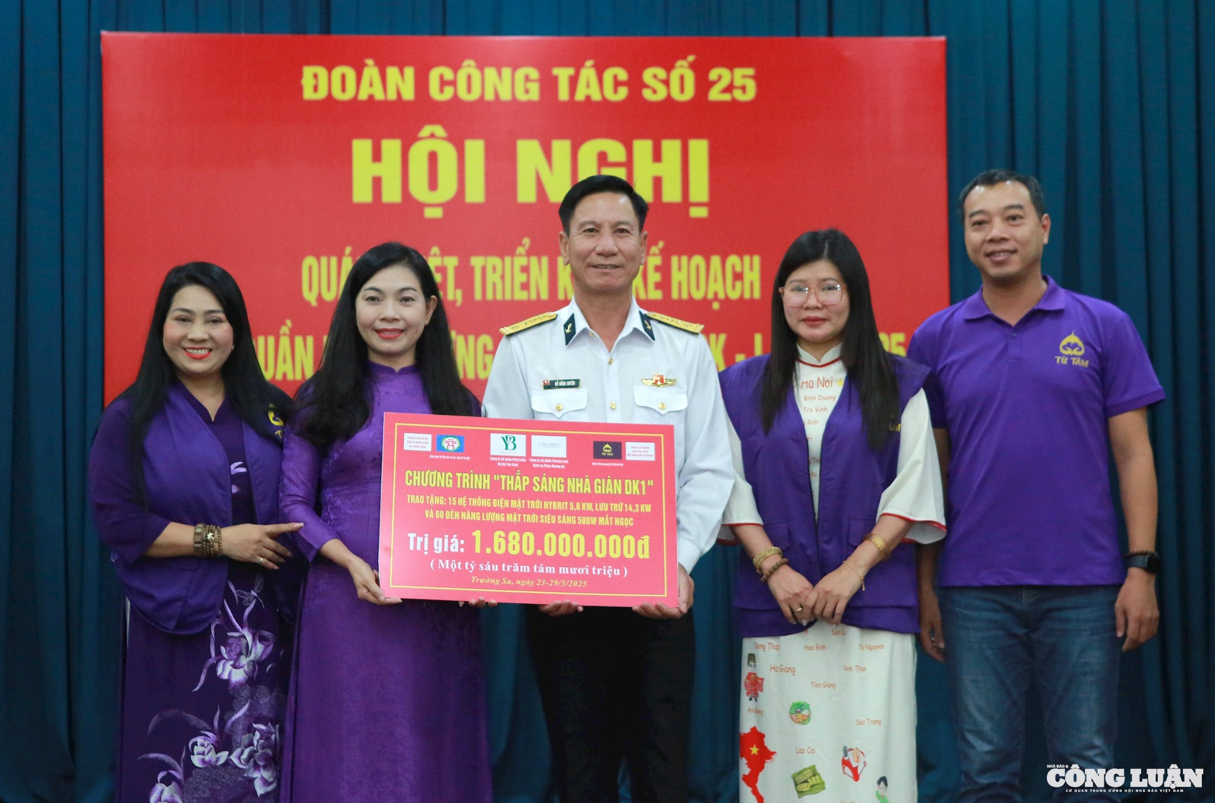 Đoàn công tác báo chí thăm Trường Sa nhân kỷ niệm 100 năm Báo chí cách mạng Việt Nam
