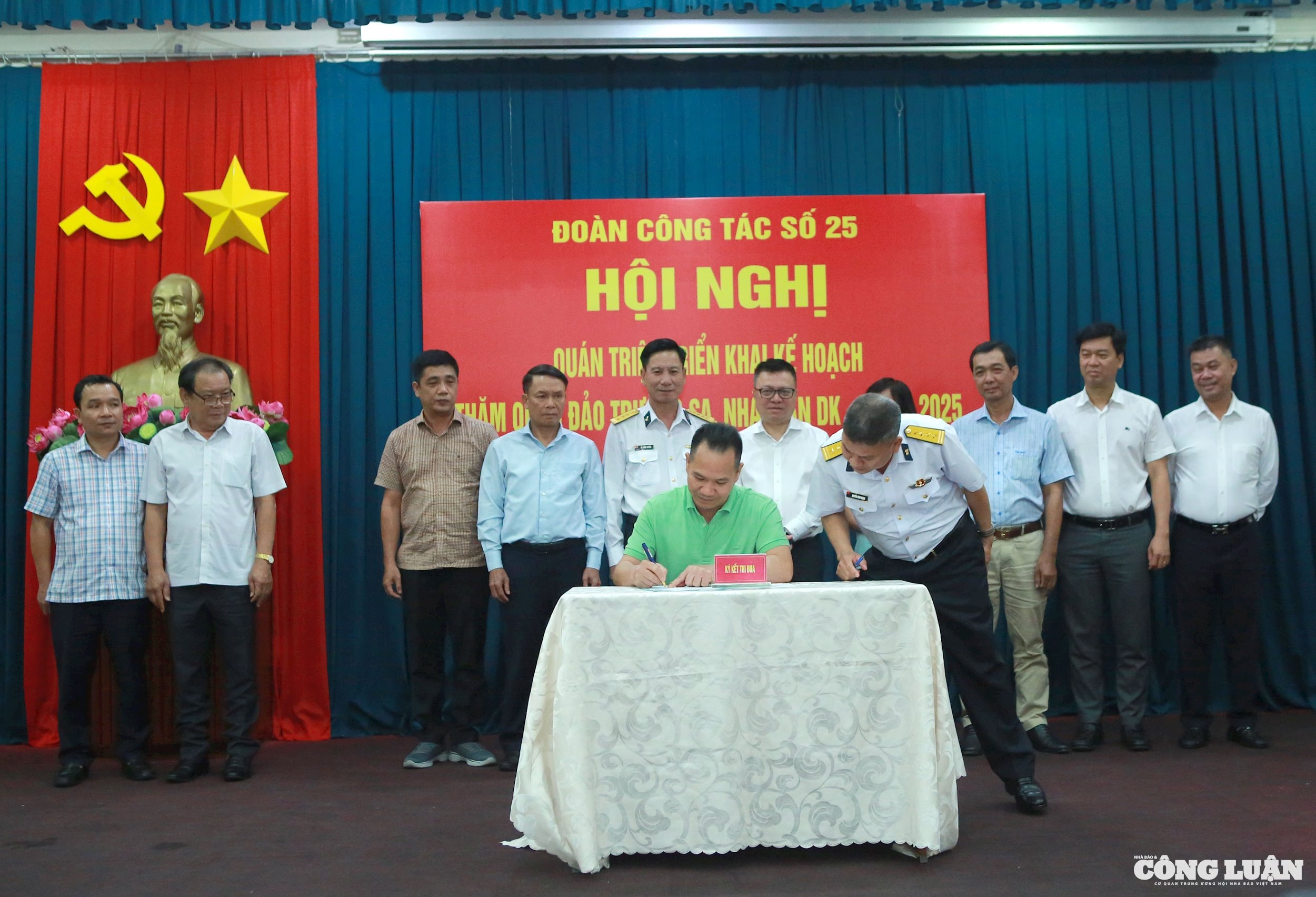 Đoàn công tác báo chí thăm Trường Sa nhân kỷ niệm 100 năm Báo chí cách mạng Việt Nam