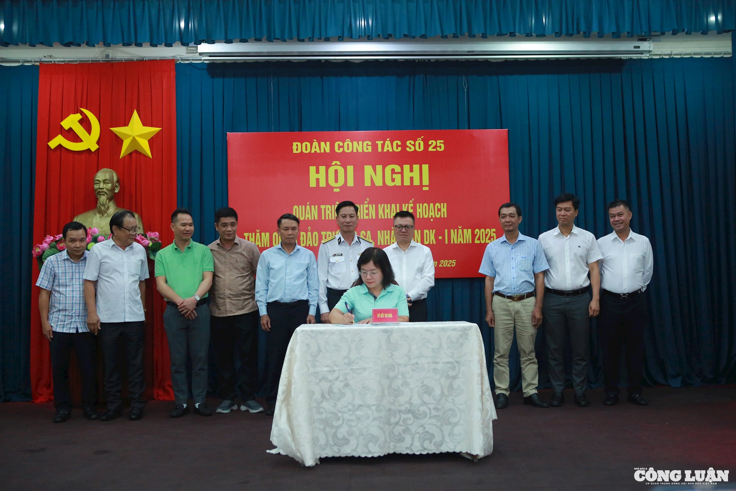 Đoàn công tác báo chí thăm Trường Sa nhân kỷ niệm 100 năm Báo chí cách mạng Việt Nam