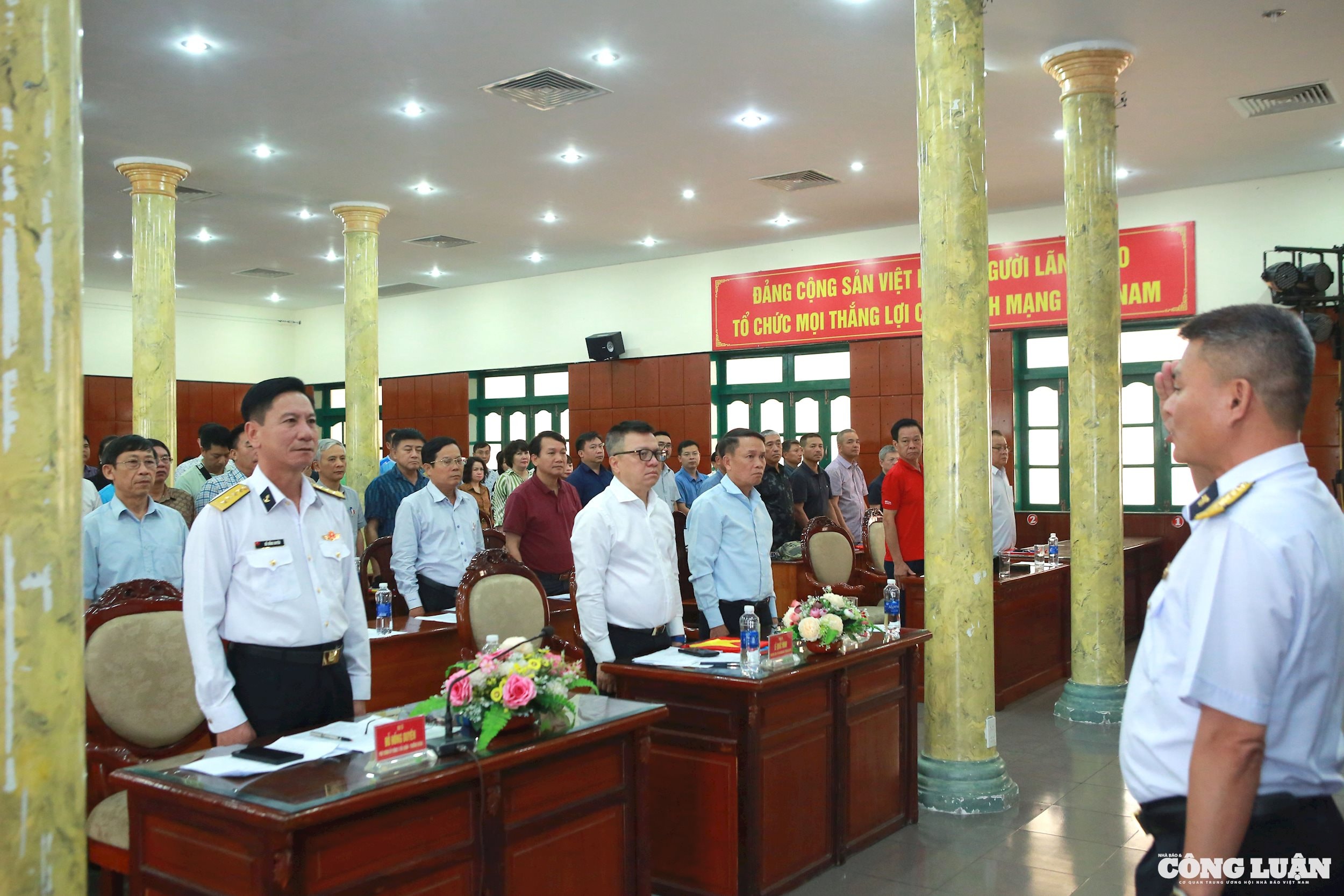 Đoàn công tác báo chí thăm Trường Sa nhân kỷ niệm 100 năm Báo chí cách mạng Việt Nam
