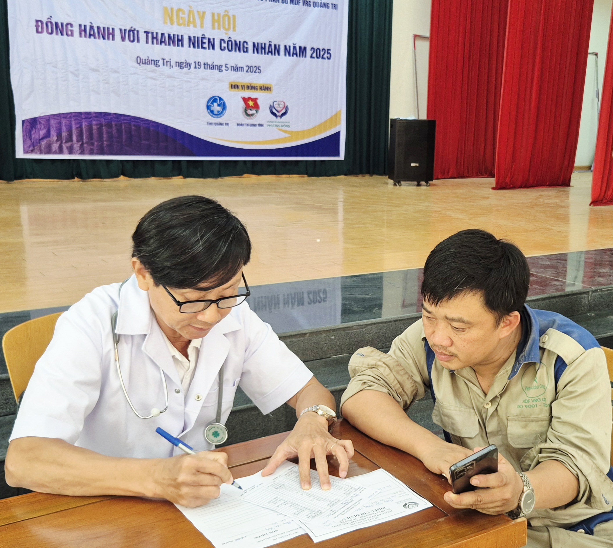 Hơn 100 công nhân lao động được khám bệnh, cấp thuốc miễn phí