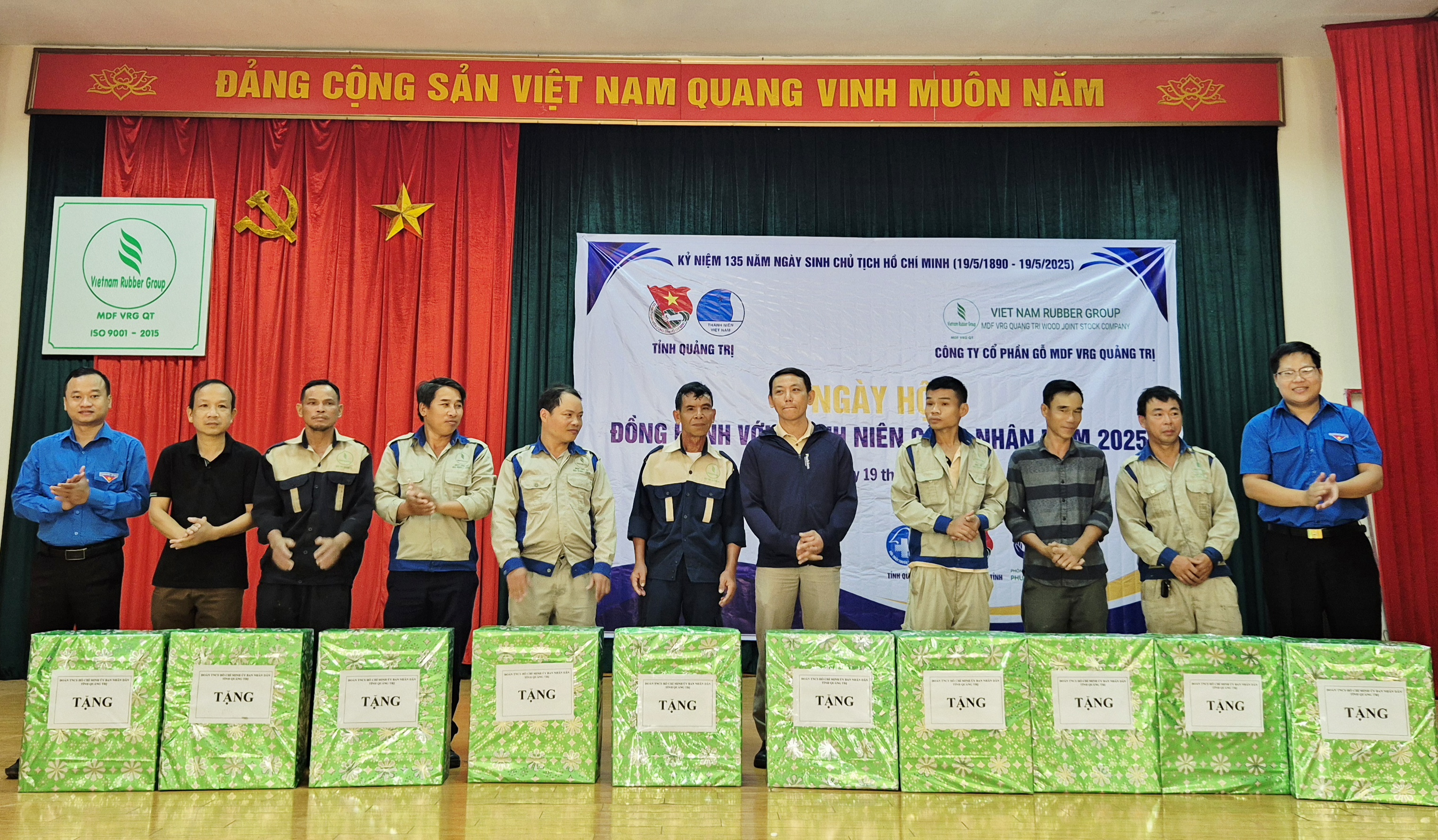 Hơn 100 công nhân lao động được khám bệnh, cấp thuốc miễn phí