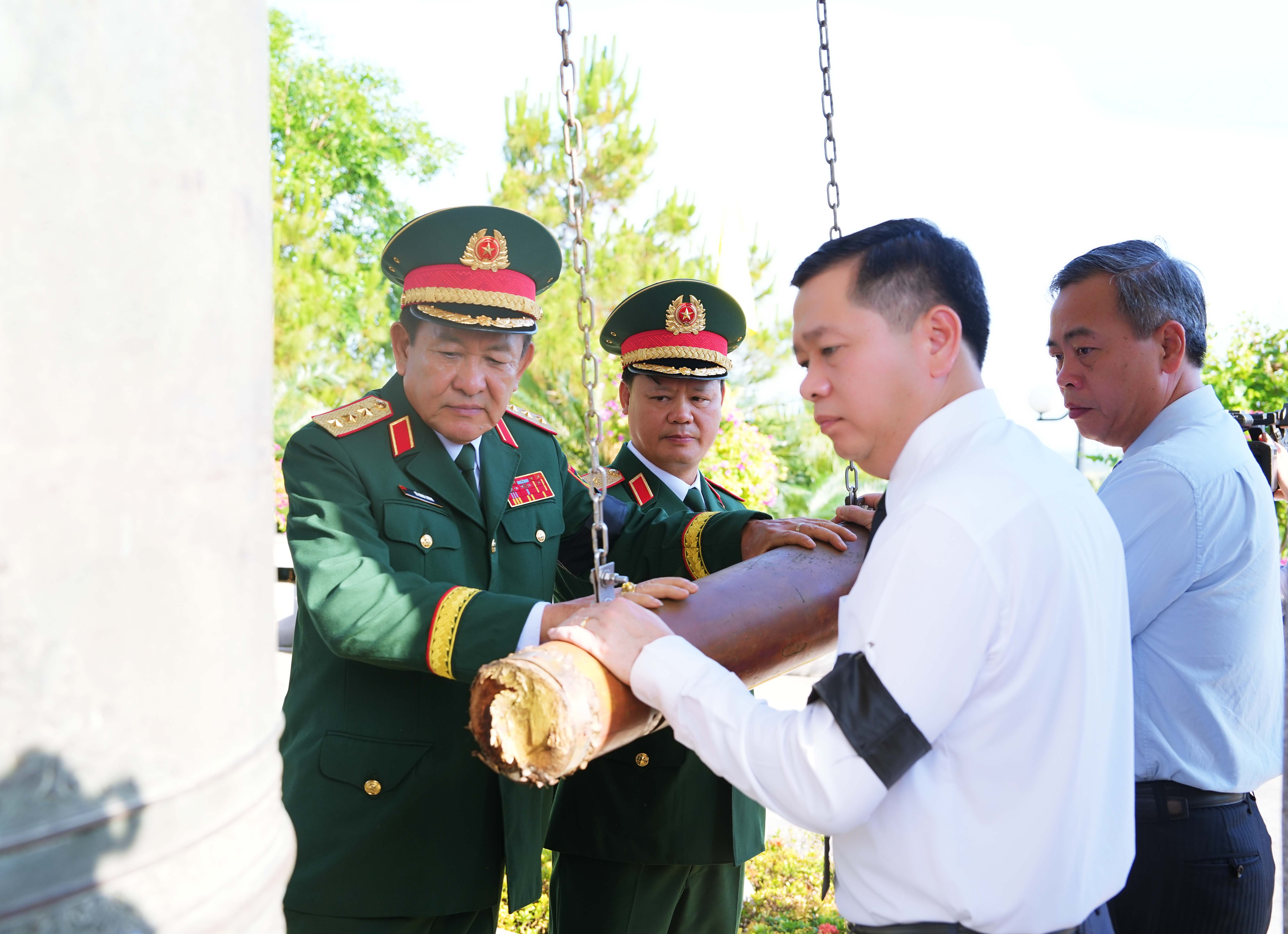 Truy điệu, an táng 12 hài cốt liệt sĩ Việt Nam hy sinh tại nước bạn Lào