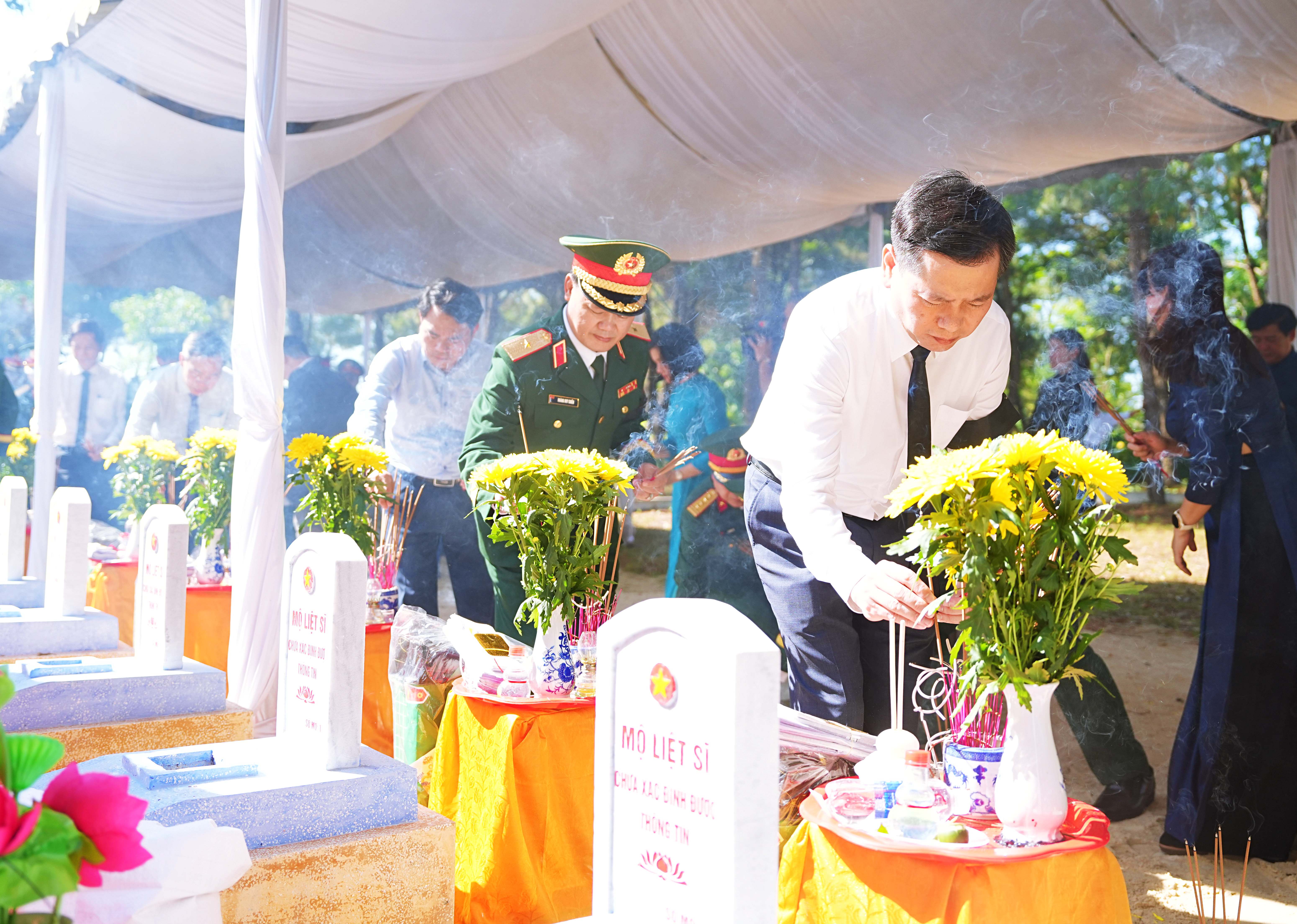 Truy điệu, an táng 12 hài cốt liệt sĩ Việt Nam hy sinh tại nước bạn Lào