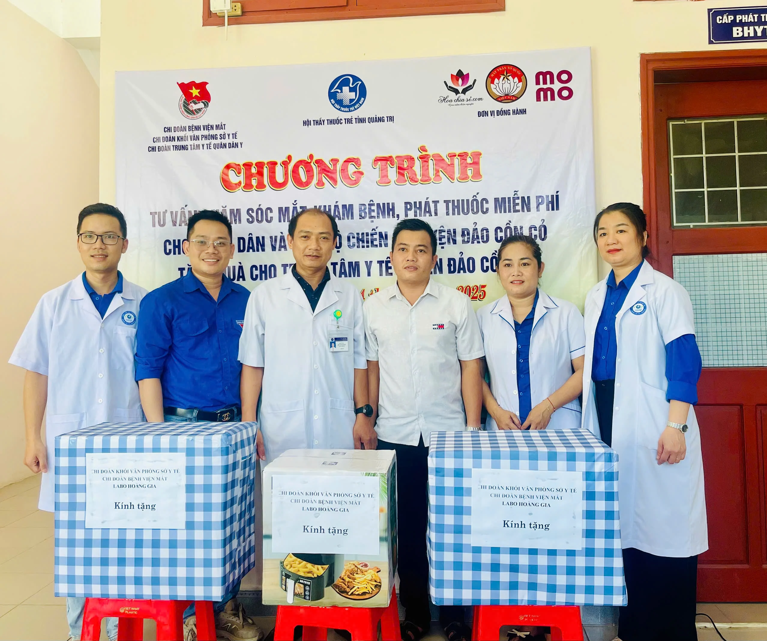 Khám, cấp phát thuốc các bệnh về mắt miễn phí cho cán bộ, chiến sĩ và người dân huyện đảo Cồn Cỏ