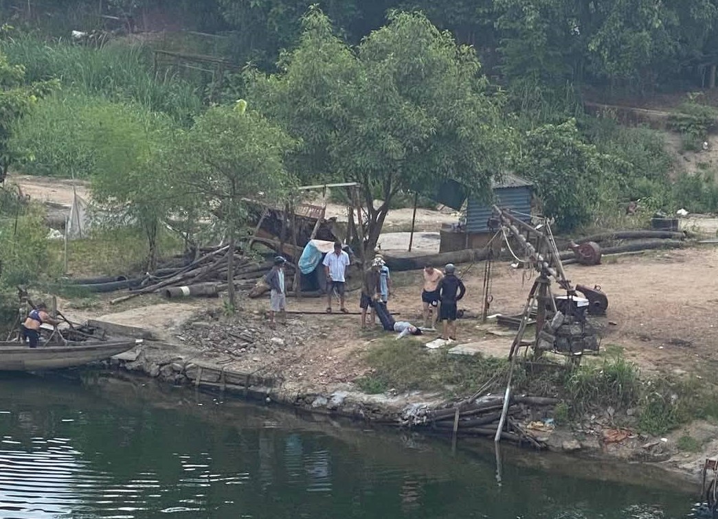 Tìm người đàn ông nhảy xuống sông Thạch Hãn cứu người đuối nước để đề xuất khen thưởng