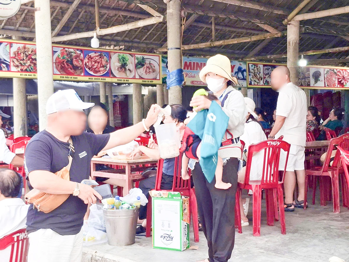 Cần xử lý dứt điểm tình trạng xin tiền du khách ở bãi biển Cửa Việt
