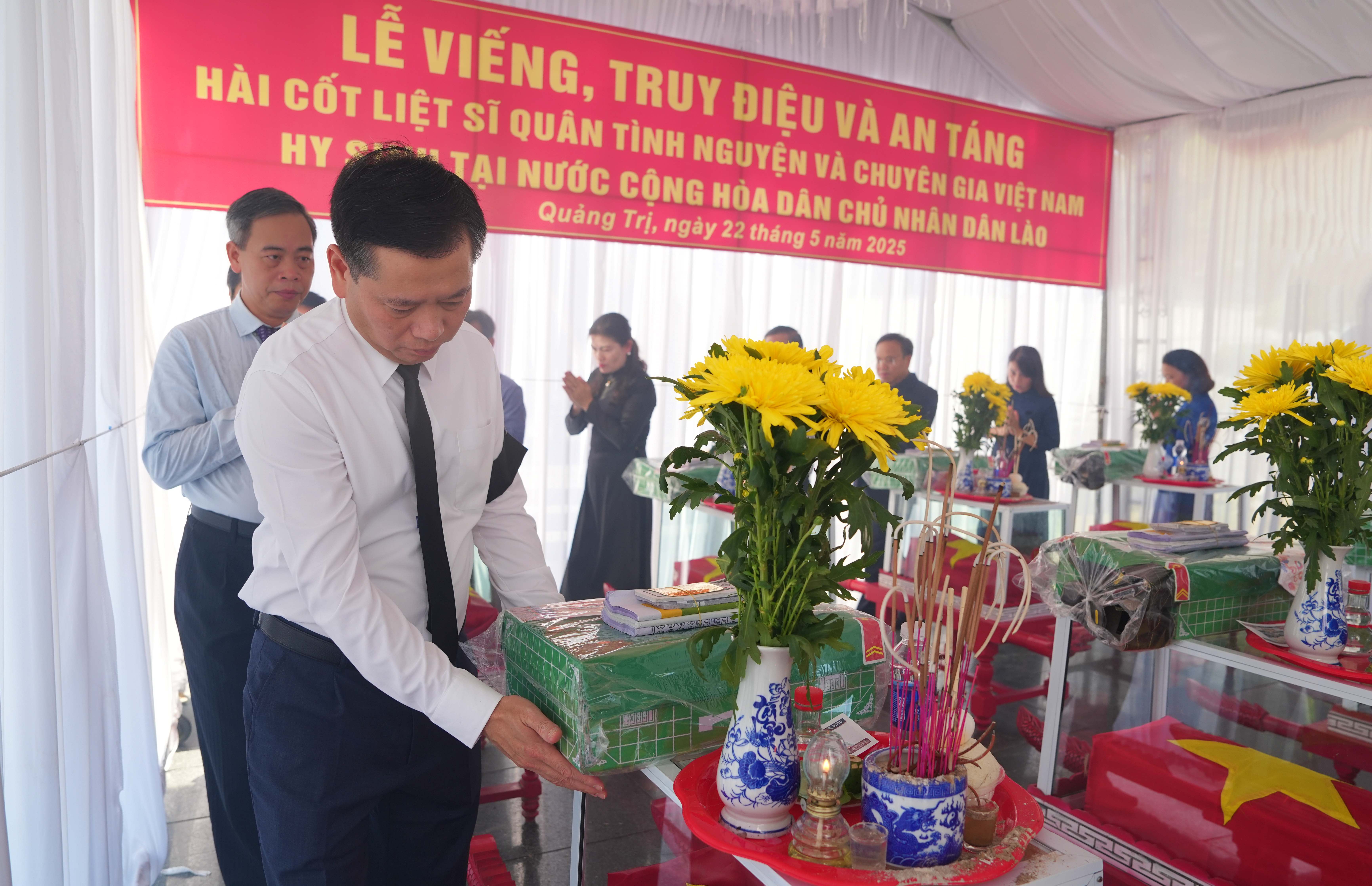 Quang Tri holds memorial for 12 Vietnamese martyrs repatriated from Laos