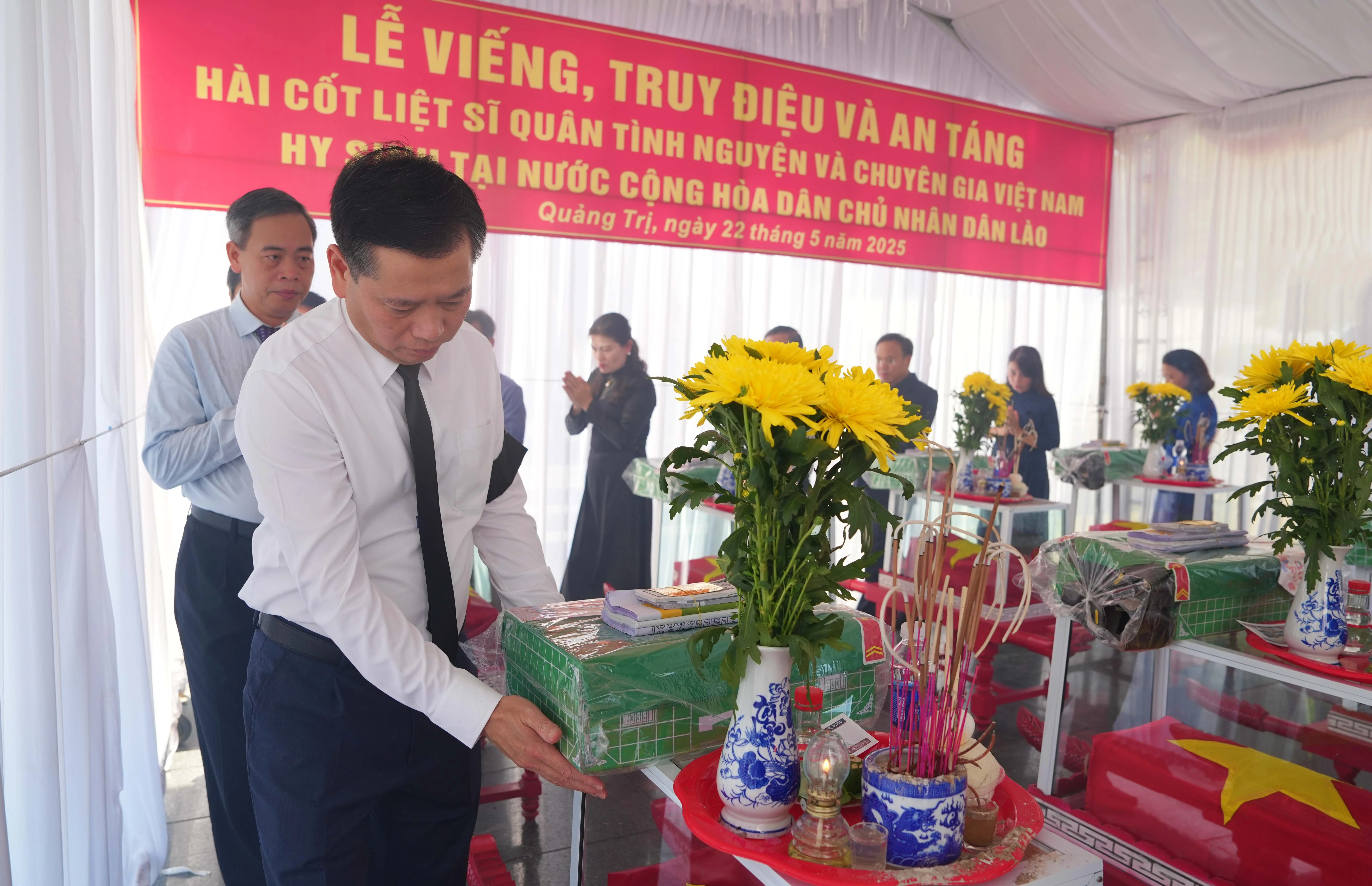 Quang Tri holds memorial for 12 Vietnamese martyrs repatriated from Laos