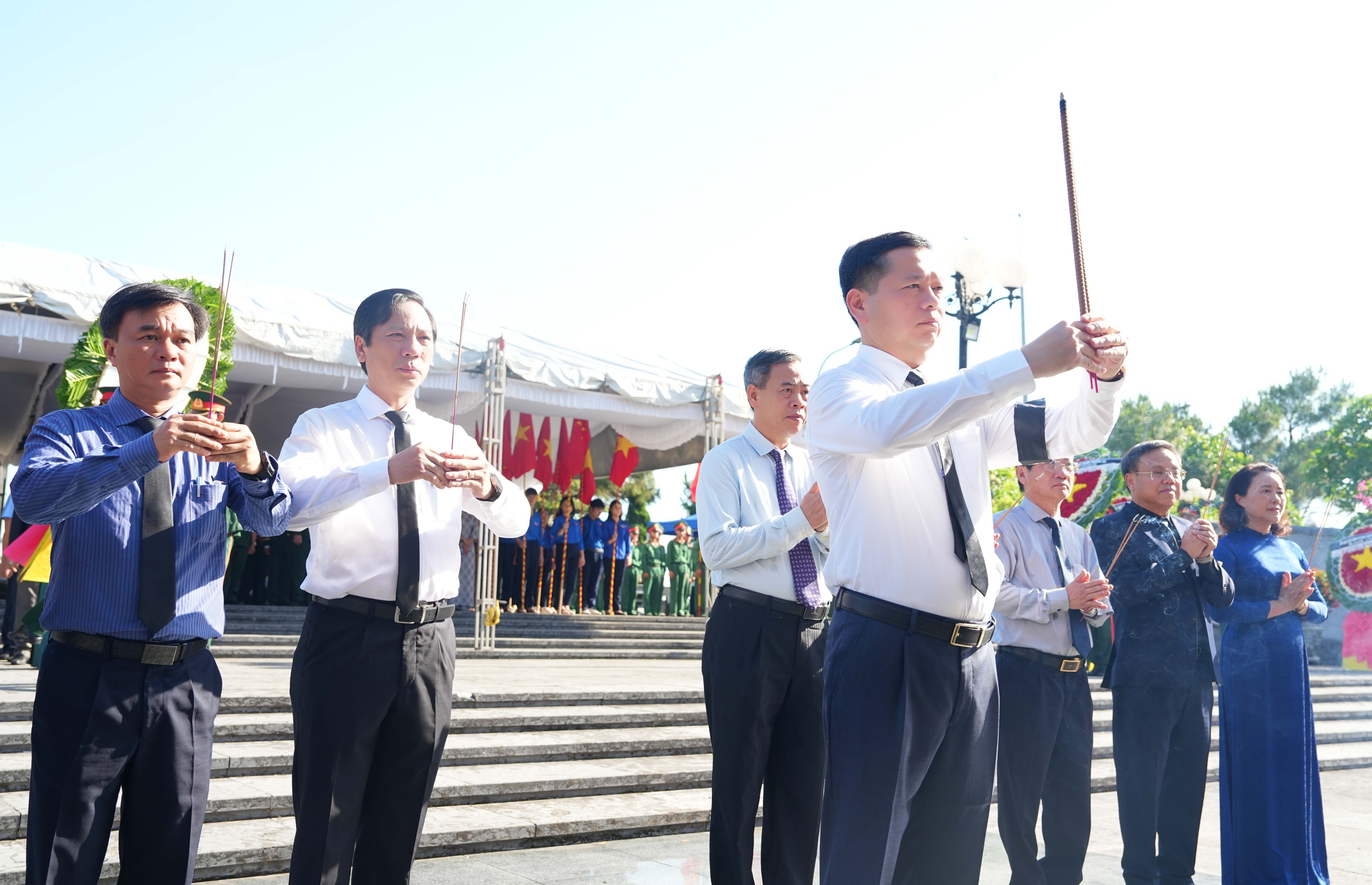 Quang Tri holds memorial for 12 Vietnamese martyrs repatriated from Laos