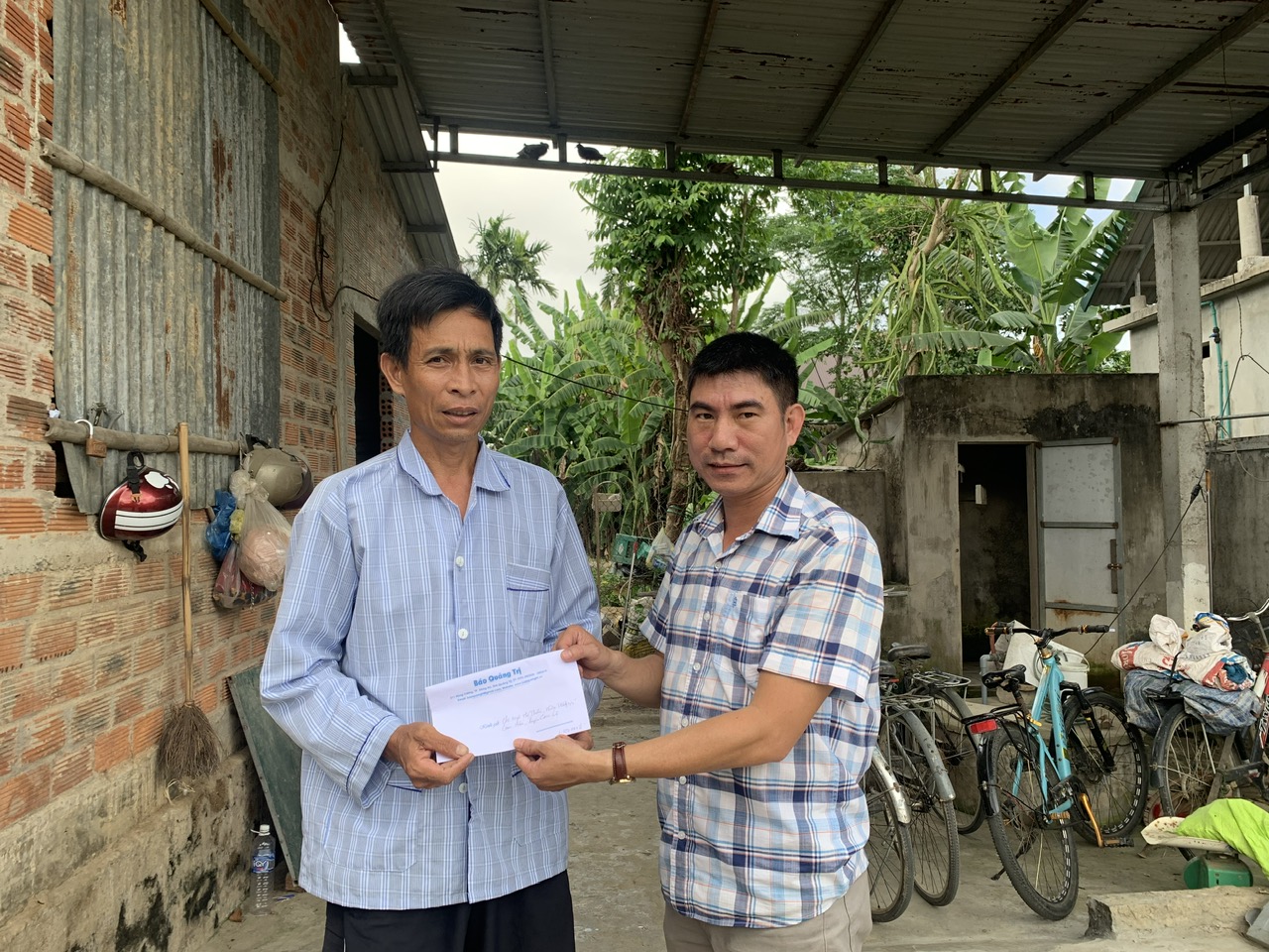 Chương trình “Vòng tay nhân ái Báo Quảng Trị: Trao 35 suất quà cho các nhân vật có hoàn cảnh khó khăn
