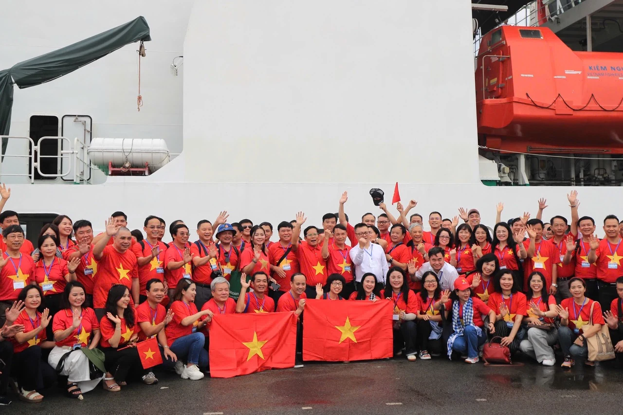 Tác nghiệp nơi đầu sóng - Hành trình của người làm báo ra Trường Sa