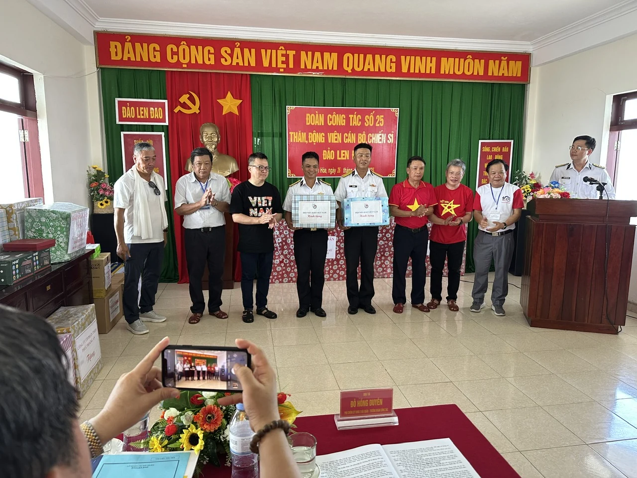 Tác nghiệp nơi đầu sóng - Hành trình của người làm báo ra Trường Sa