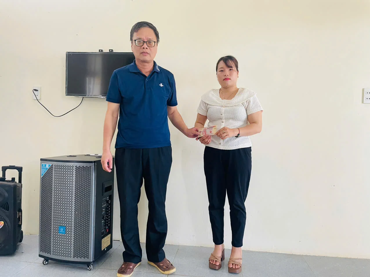 Chương trình “Vòng tay nhân ái Báo Quảng Trị: Trao 35 suất quà cho các nhân vật có hoàn cảnh khó khăn