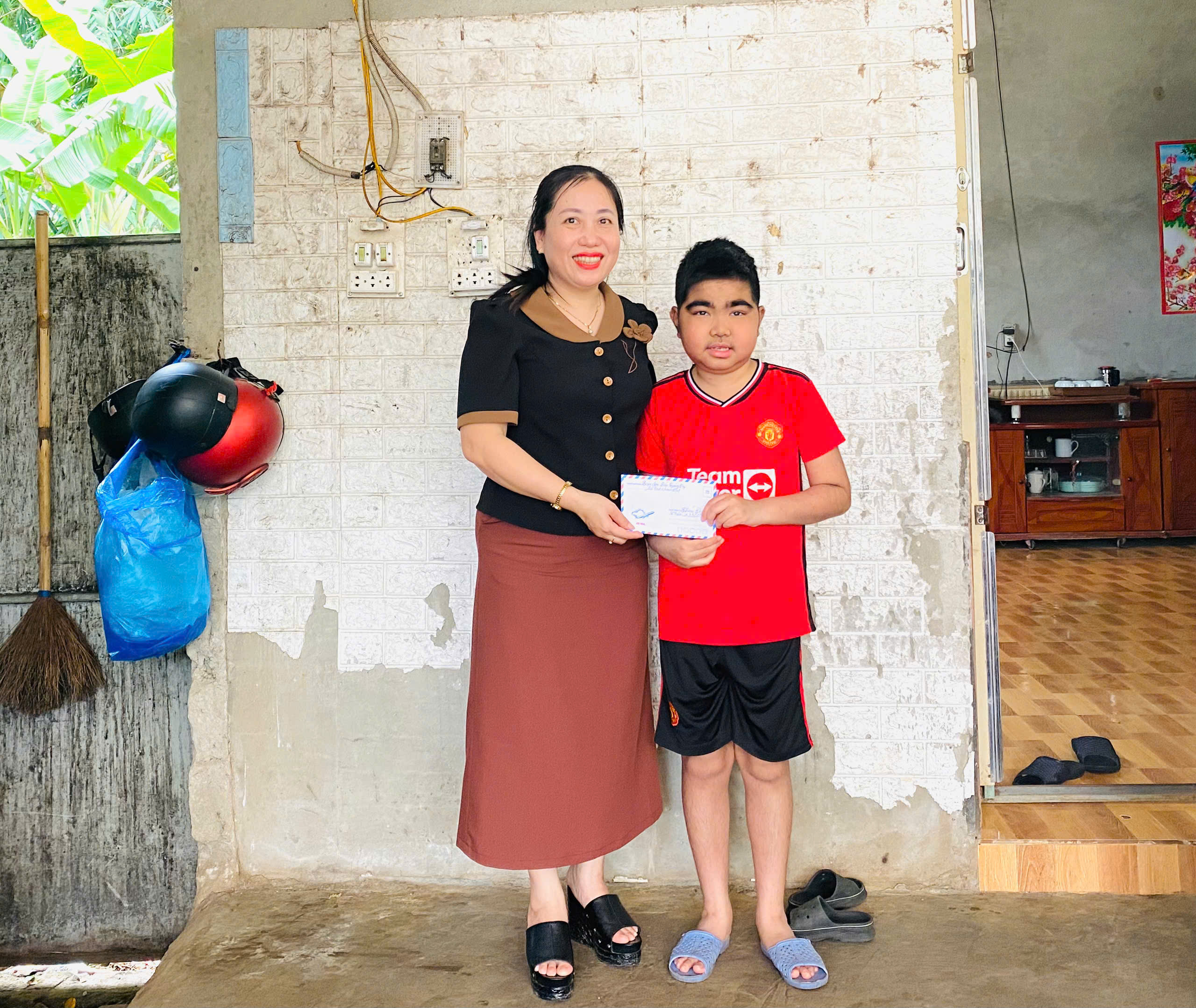 Chương trình “Vòng tay nhân ái Báo Quảng Trị: Trao 35 suất quà cho các nhân vật có hoàn cảnh khó khăn